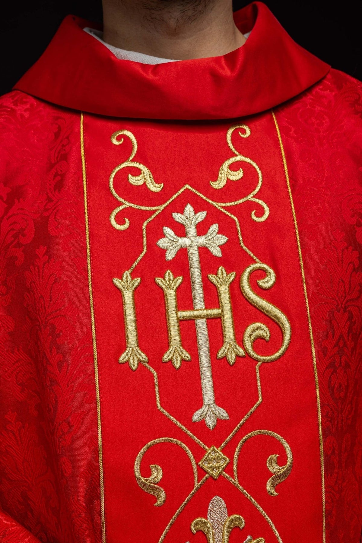 Ornat Liturgiczny IHS Czerwony z Haftem - Polska Produkcja - SZATYLITURGICZNE.PL
