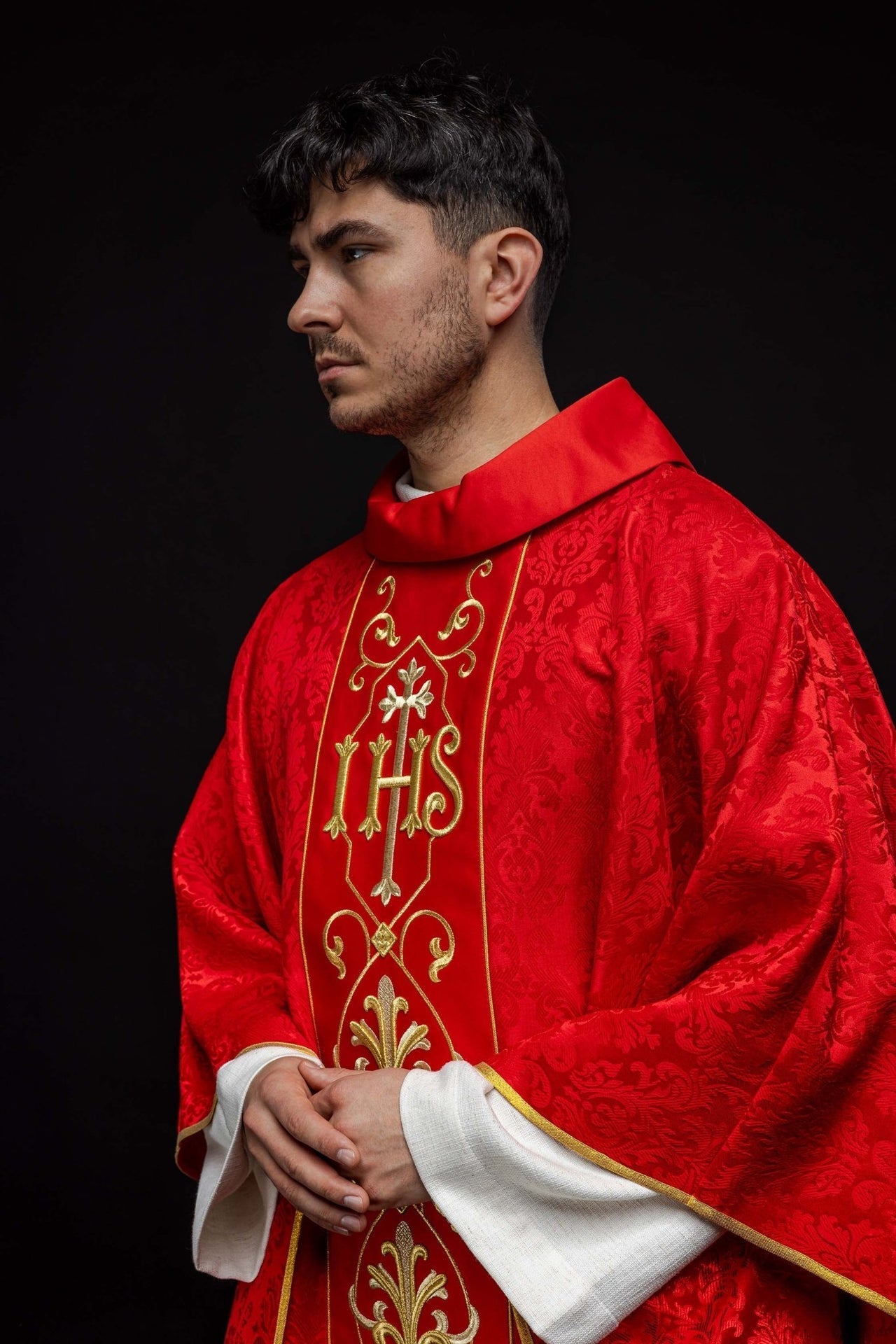 Ornat Liturgiczny IHS Czerwony z Haftem - Polska Produkcja - SZATYLITURGICZNE.PL