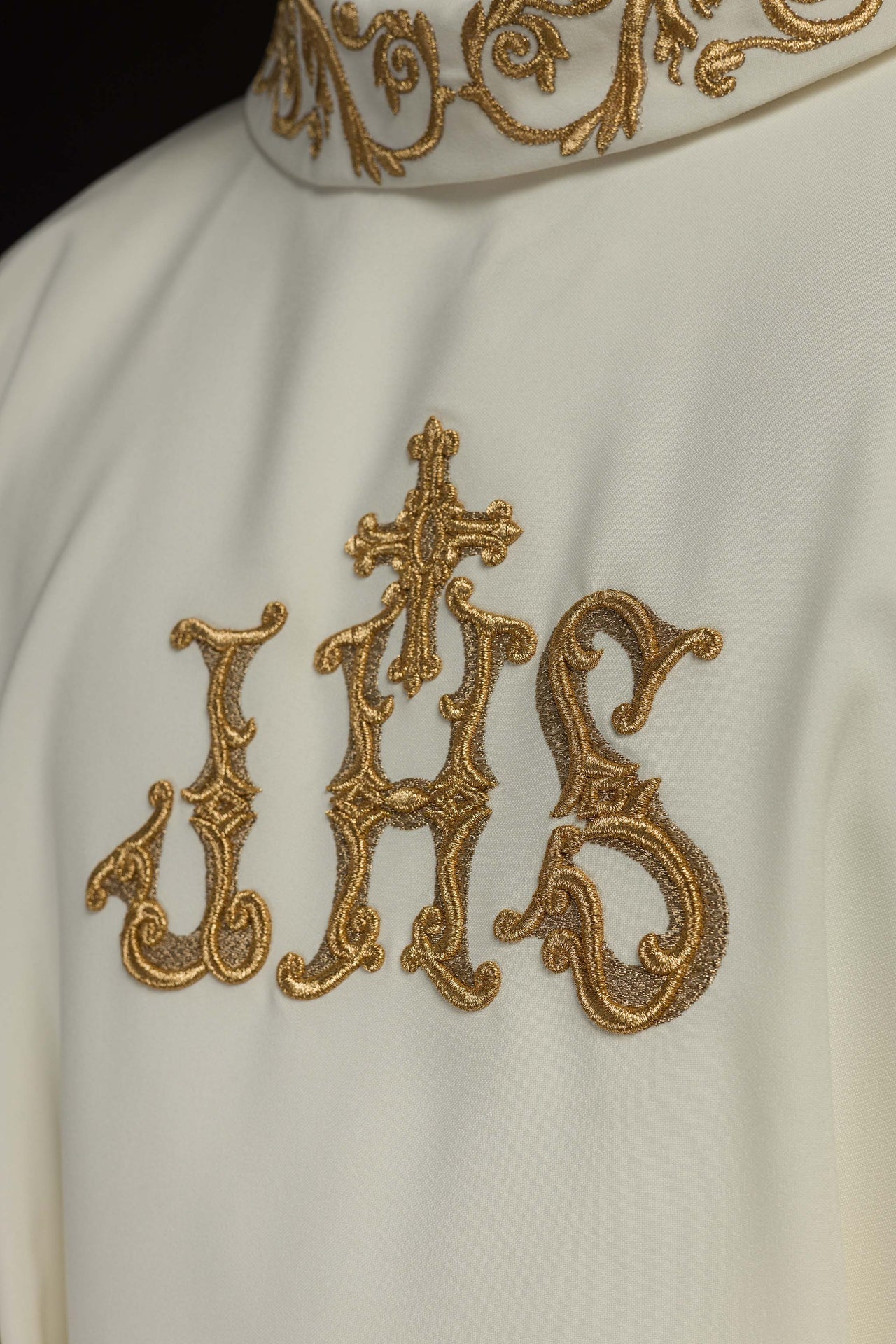 Ornat Liturgiczny IHS Haftowany Złotem - Polskie Rękodzieło - SZATYLITURGICZNE.PL