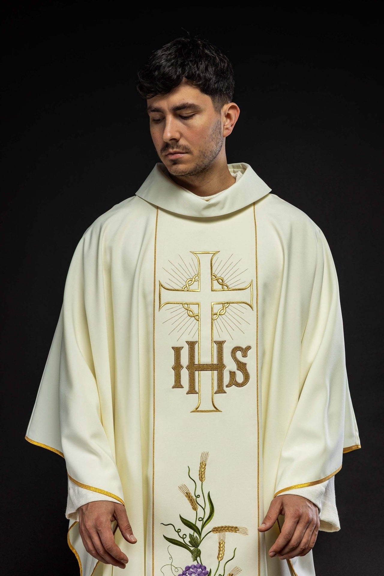 Ornat Liturgiczny IHS Winogrona i Kłosy Złota Lamówka - SZATYLITURGICZNE.PL
