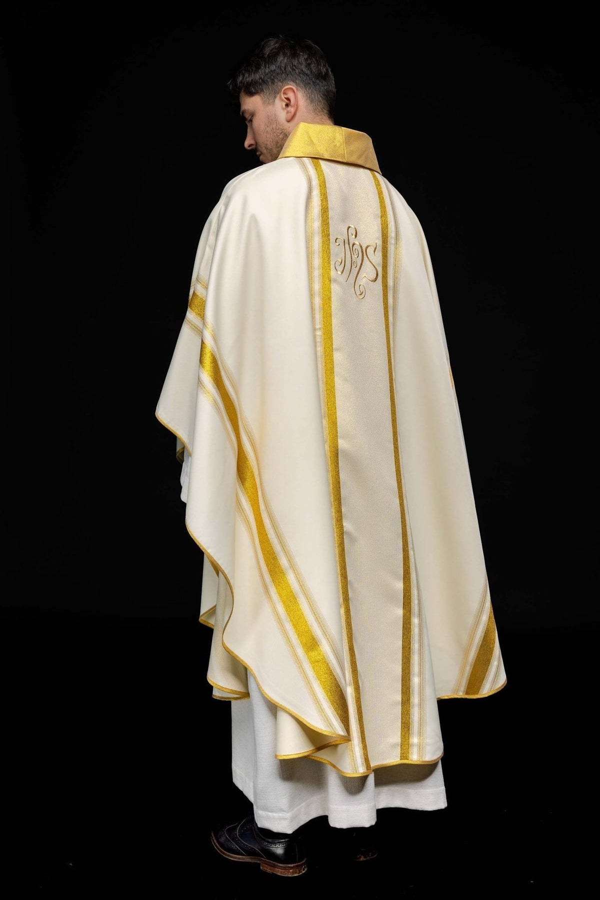 Ornat Liturgiczny IHS Złocony z Metalizowanej Tkaniny - SZATYLITURGICZNE.PL