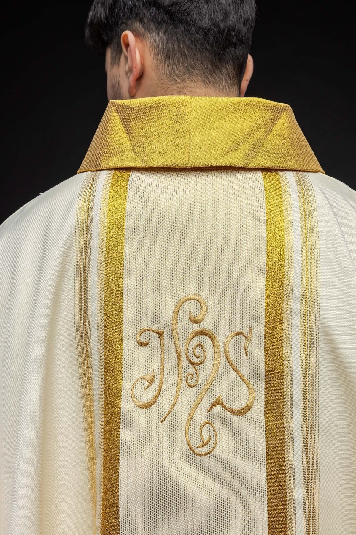 Ornat Liturgiczny IHS Złocony z Metalizowanej Tkaniny - SZATYLITURGICZNE.PL