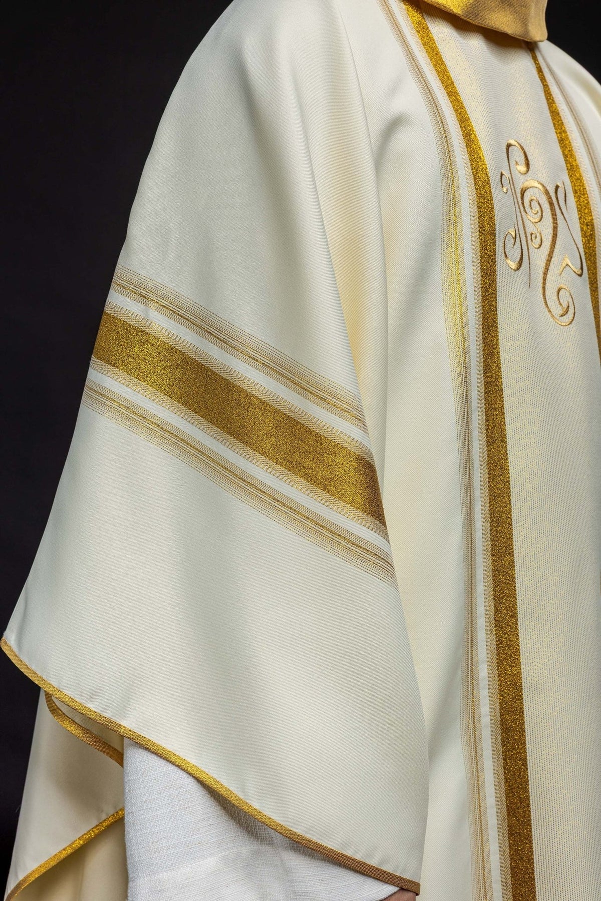 Ornat Liturgiczny IHS Złocony z Metalizowanej Tkaniny - SZATYLITURGICZNE.PL