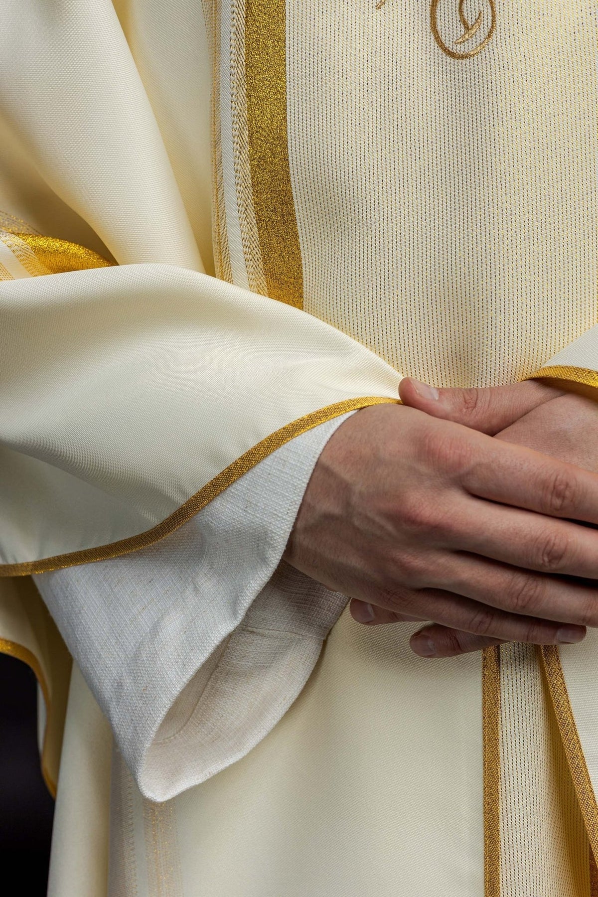 Ornat Liturgiczny IHS Złocony z Metalizowanej Tkaniny - SZATYLITURGICZNE.PL