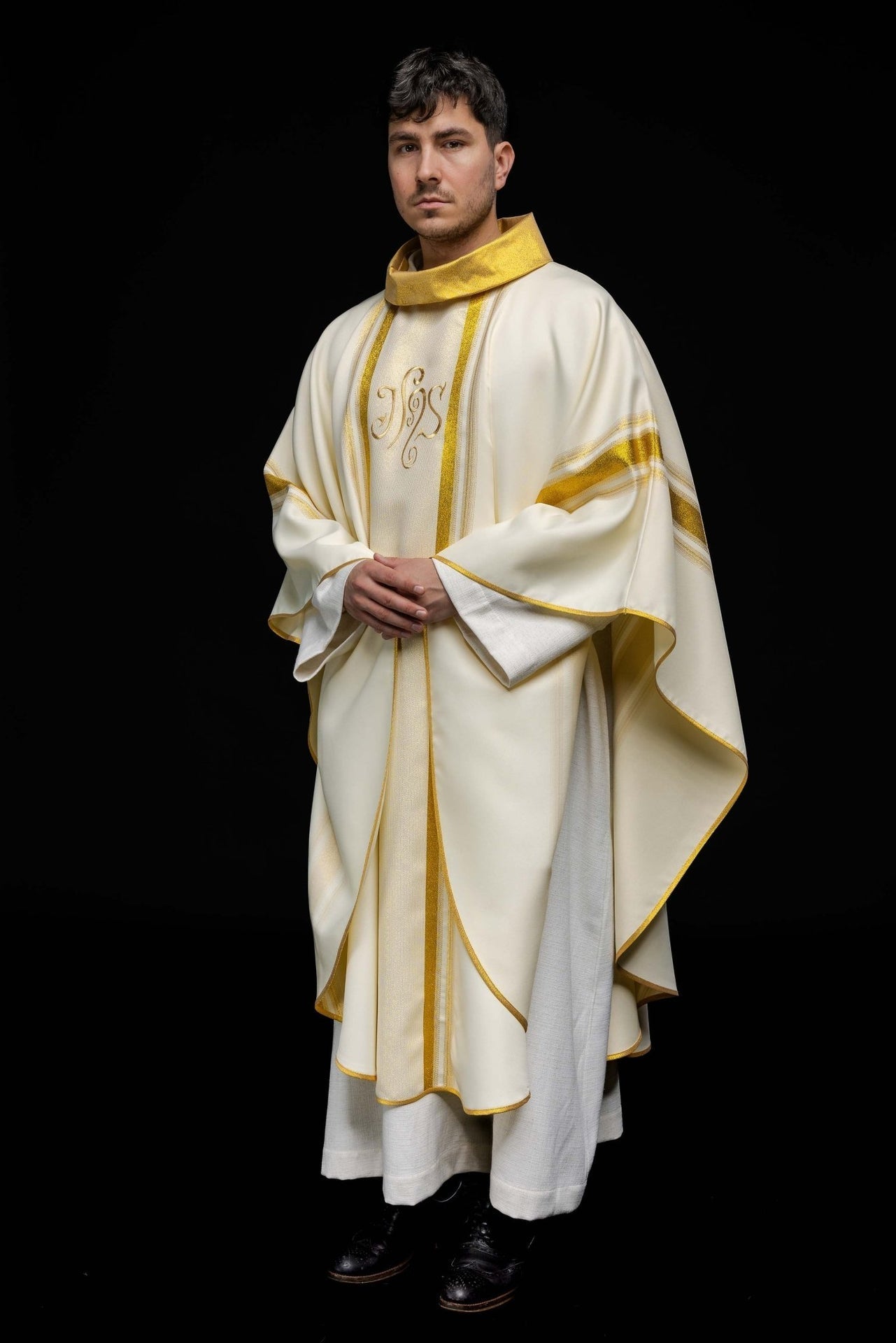 Ornat Liturgiczny IHS Złocony z Metalizowanej Tkaniny - SZATYLITURGICZNE.PL