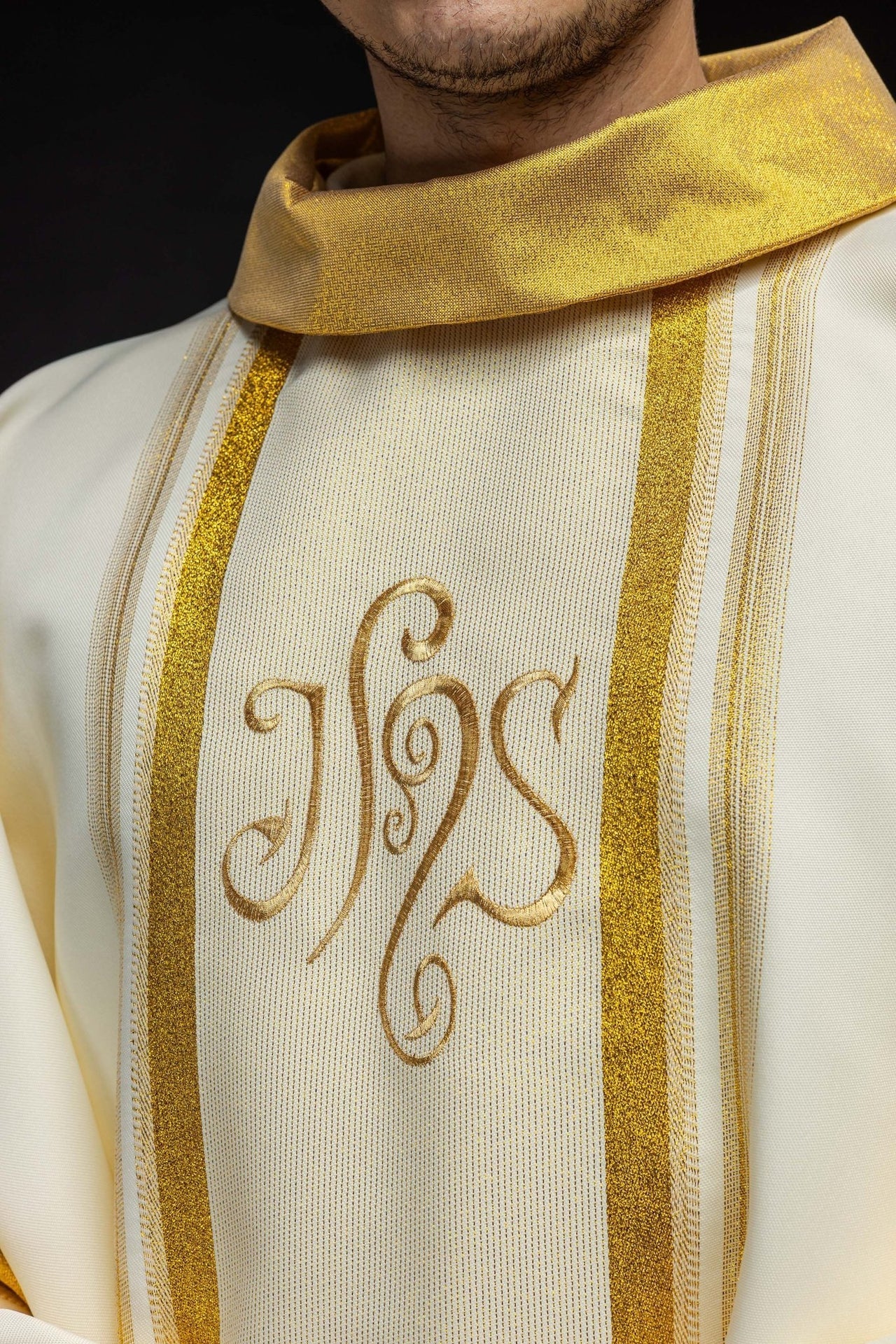Ornat Liturgiczny IHS Złocony z Metalizowanej Tkaniny - SZATYLITURGICZNE.PL