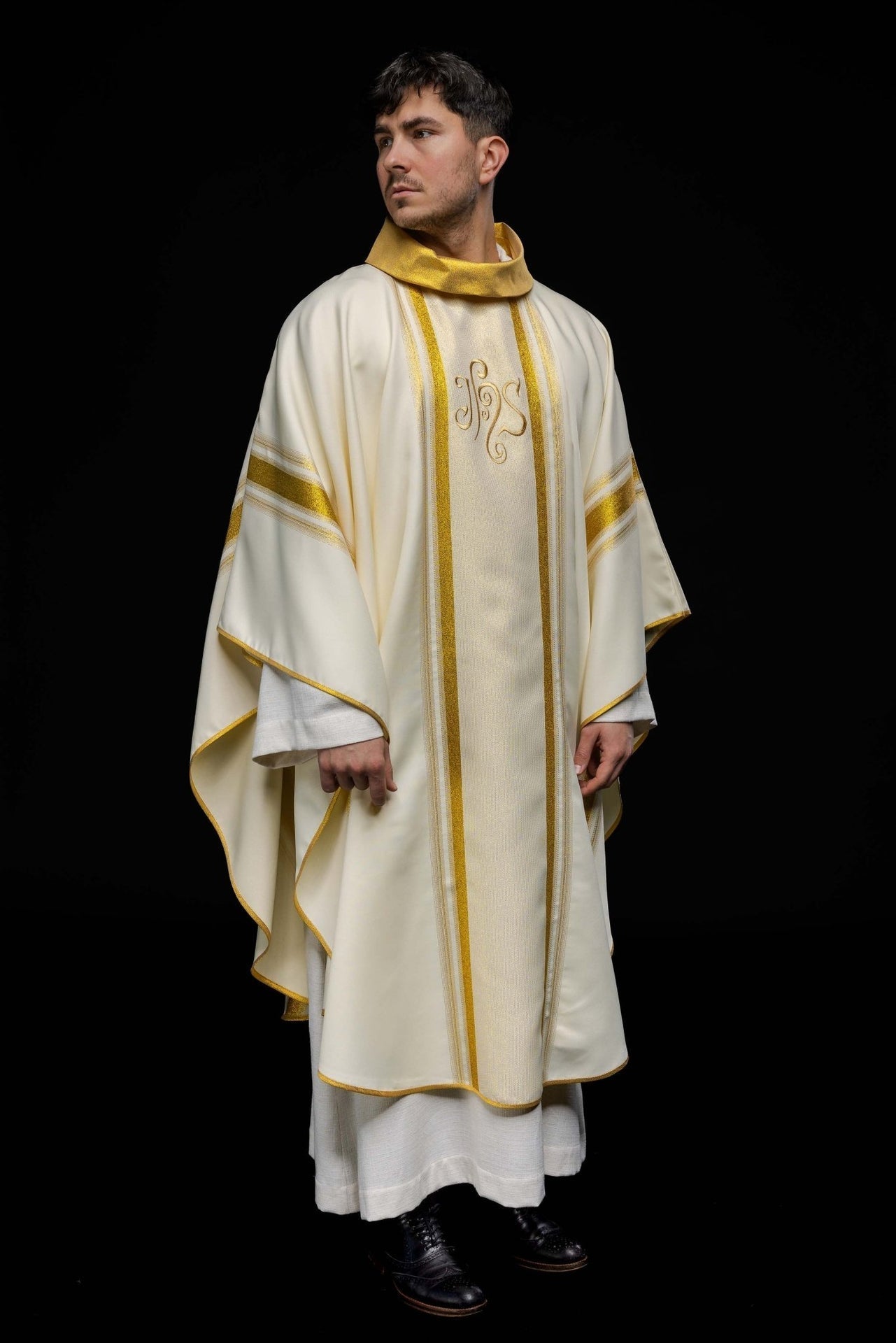 Ornat Liturgiczny IHS Złocony z Metalizowanej Tkaniny - SZATYLITURGICZNE.PL