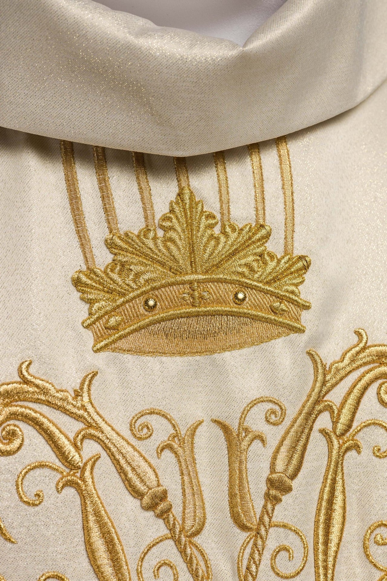 Ornat liturgiczny Maryjny błyszczący z kamieniami LE/7025 ECRU