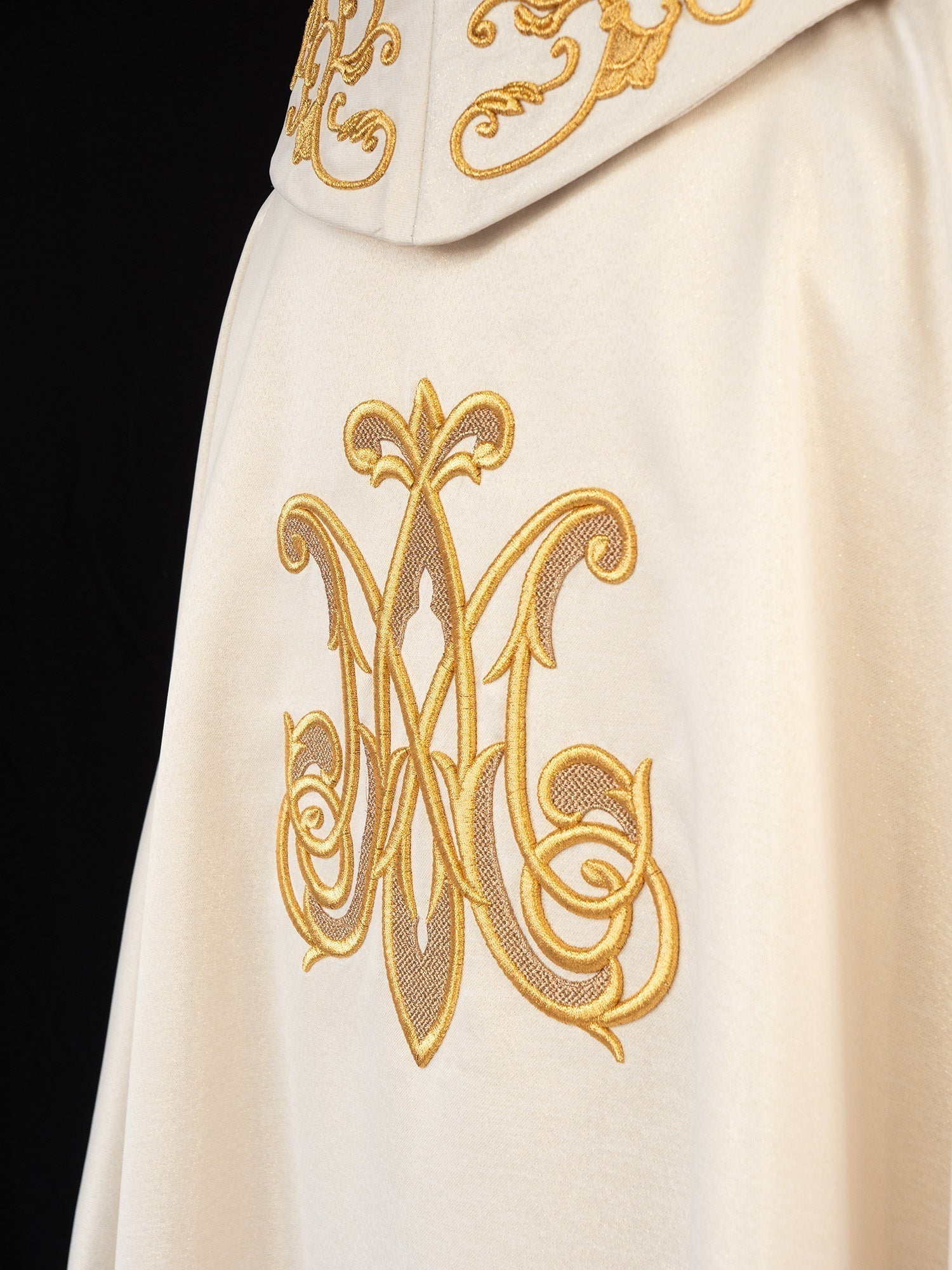 Ornat Liturgiczny Maryjny z Haftowanym Herbem - Elanowełna 135cm - SZATYLITURGICZNE.PL