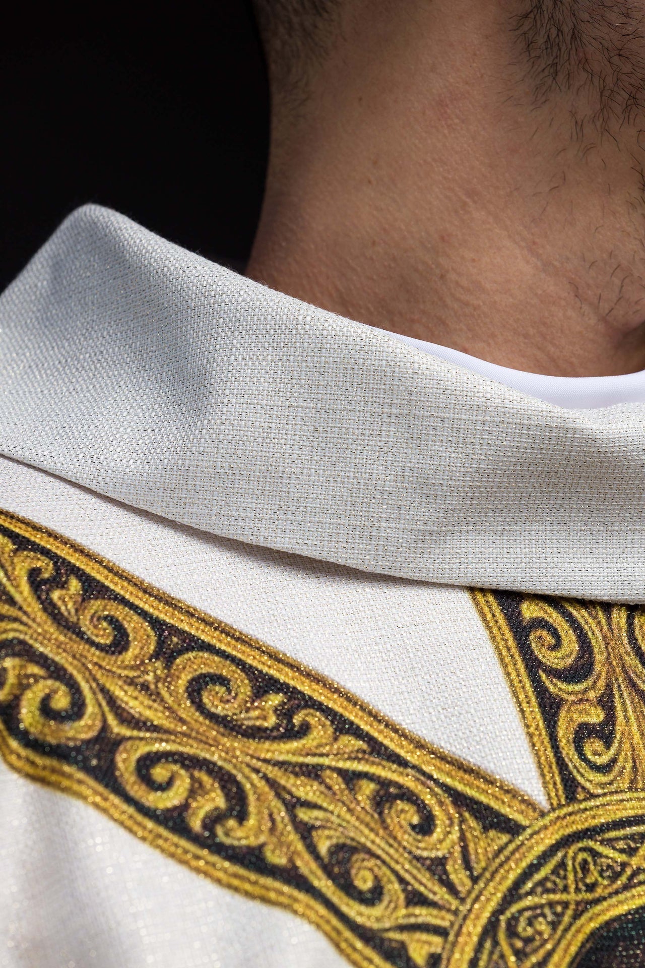 Ornat Liturgiczny Pax Ecru z Złotym Drukiem - Symbol Pokoju - SZATYLITURGICZNE.PL