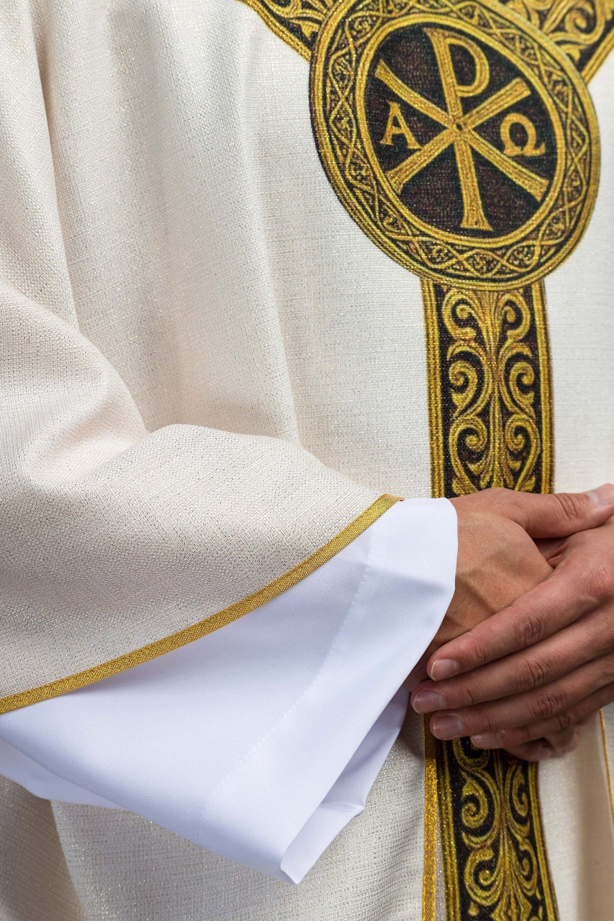 Ornat Liturgiczny Pax Ecru z Złotym Drukiem - Symbol Pokoju - SZATYLITURGICZNE.PL