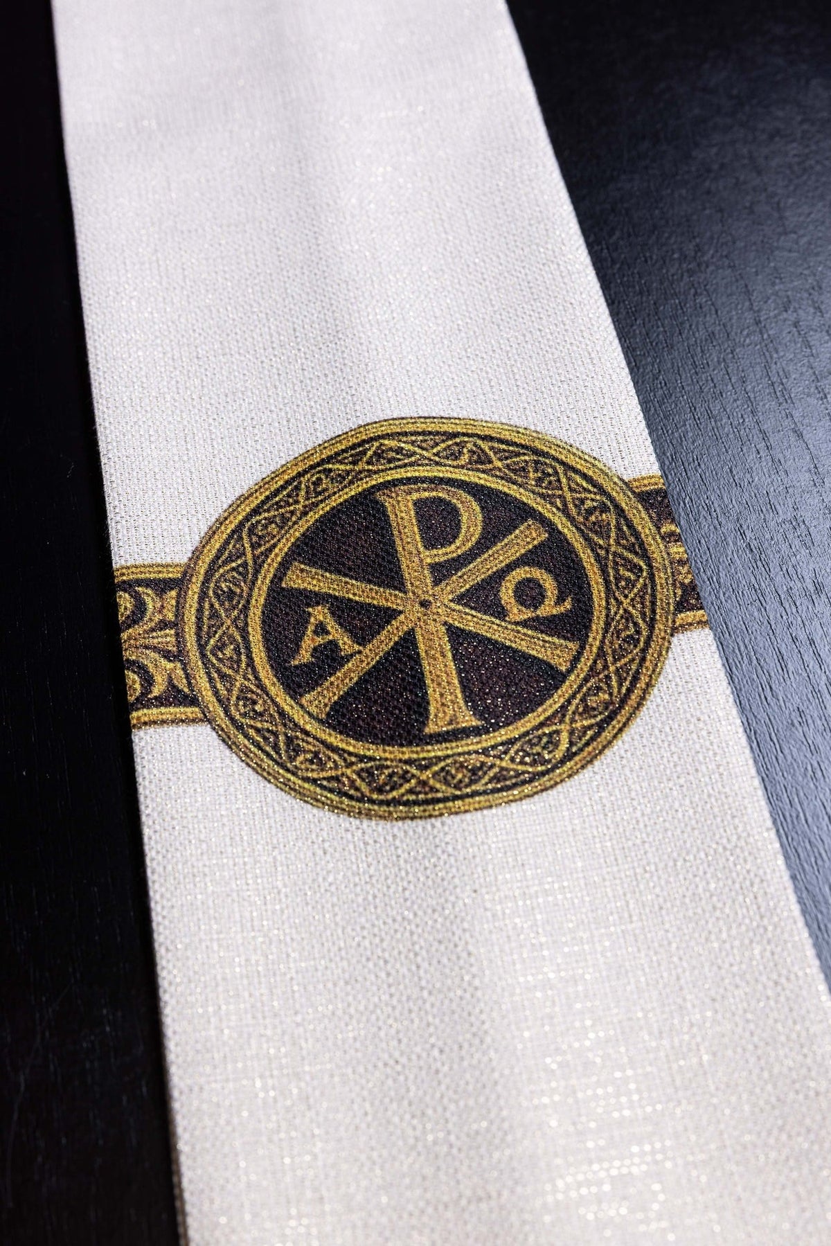 Ornat Liturgiczny Pax Ecru z Złotym Drukiem - Symbol Pokoju - SZATYLITURGICZNE.PL