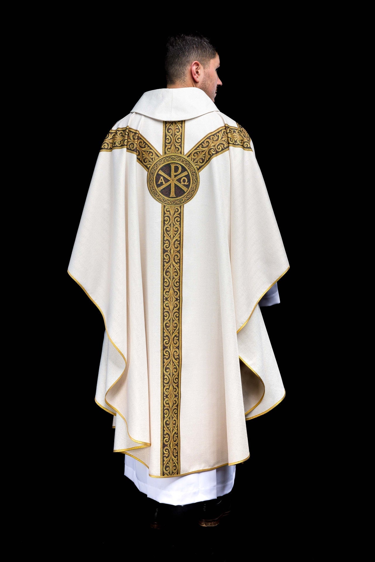 Ornat Liturgiczny Pax Ecru z Złotym Drukiem - Symbol Pokoju - SZATYLITURGICZNE.PL
