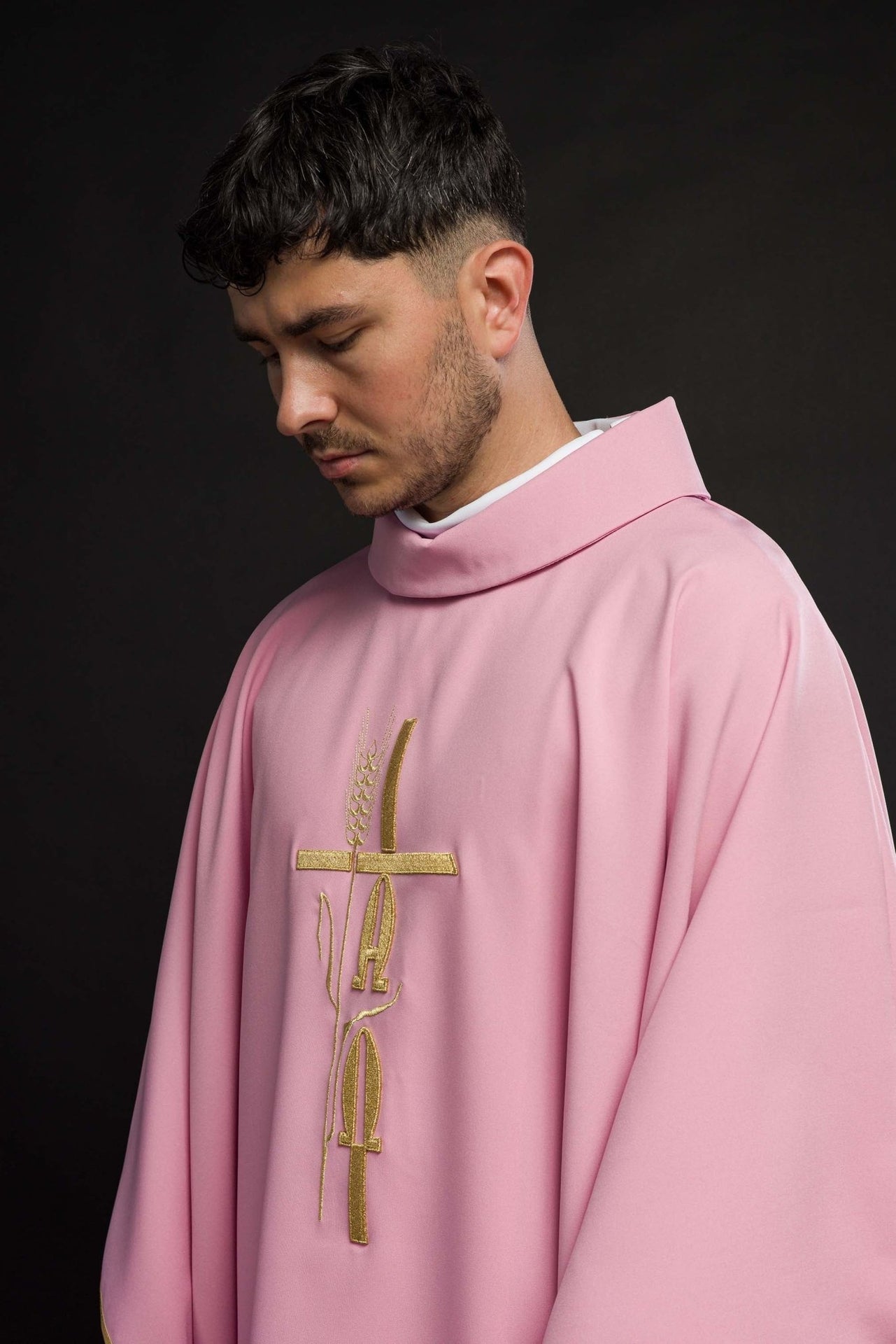 Ornat Liturgiczny Różowy Krzyż i IHS Złoty Haft - Polski Produkt - SZATYLITURGICZNE.PL