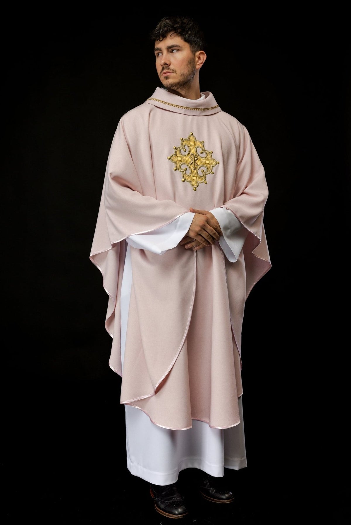 Ornat Liturgiczny Różowy z Haftowanym Krzyżem i Złotą Lamówką - SZATYLITURGICZNE.PL