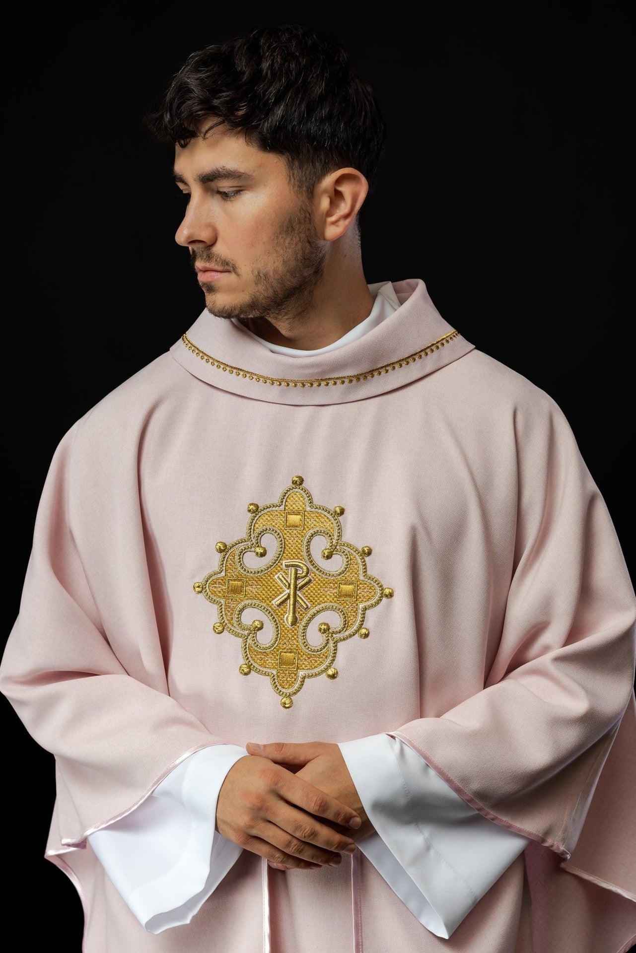 Ornat Liturgiczny Różowy z Haftowanym Krzyżem i Złotą Lamówką - SZATYLITURGICZNE.PL