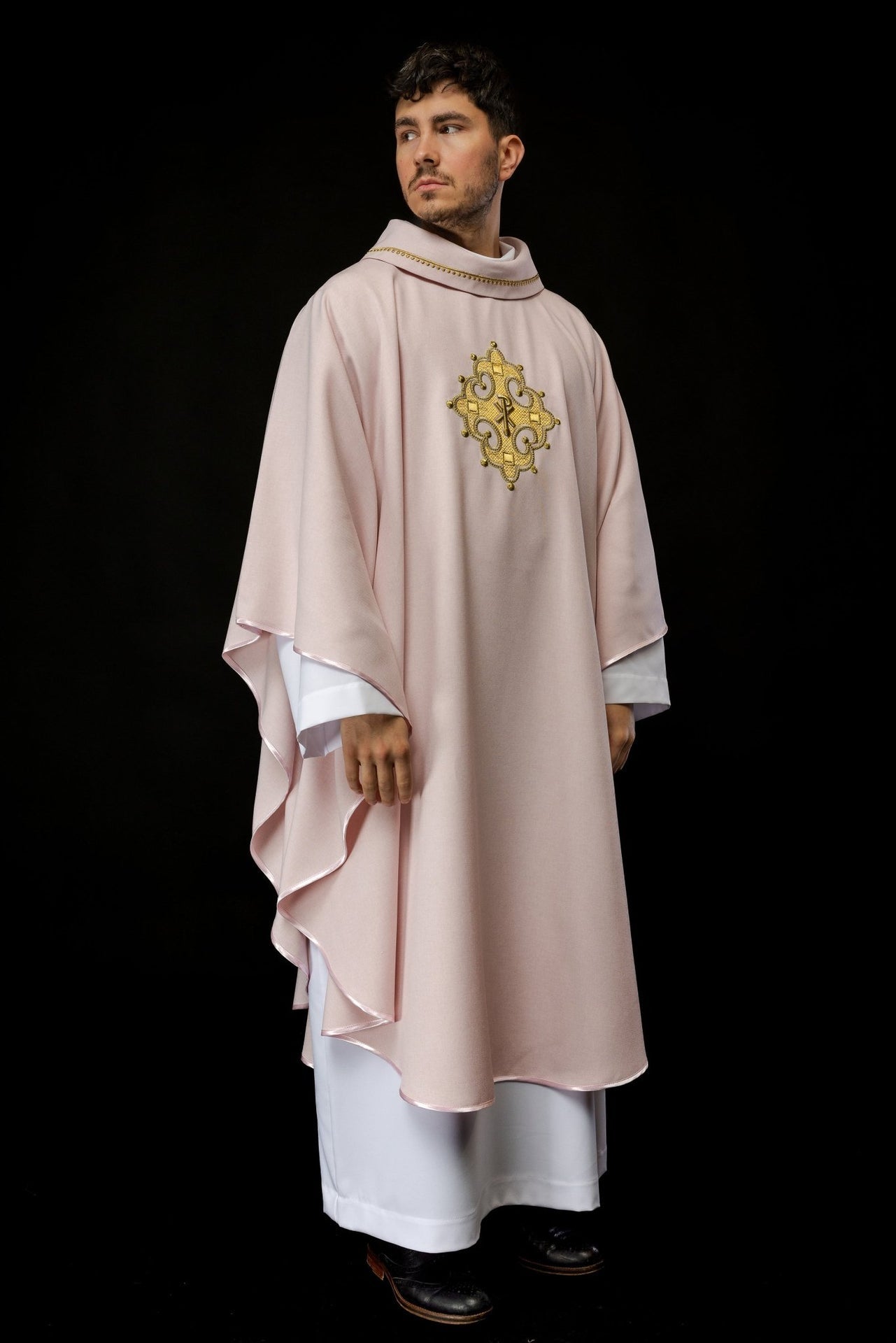 Ornat Liturgiczny Różowy z Haftowanym Krzyżem i Złotą Lamówką - SZATYLITURGICZNE.PL