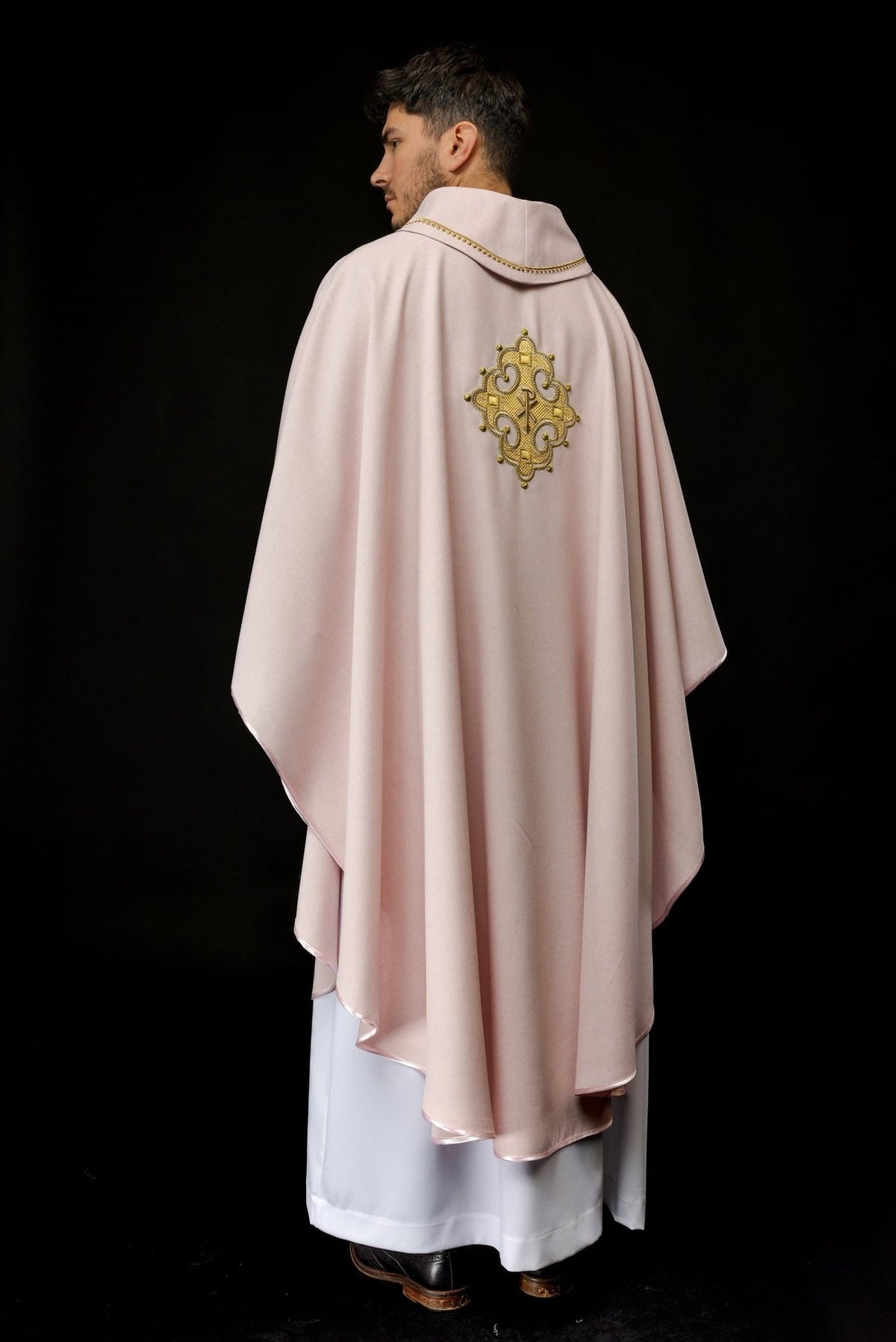 Ornat Liturgiczny Różowy z Haftowanym Krzyżem i Złotą Lamówką - SZATYLITURGICZNE.PL