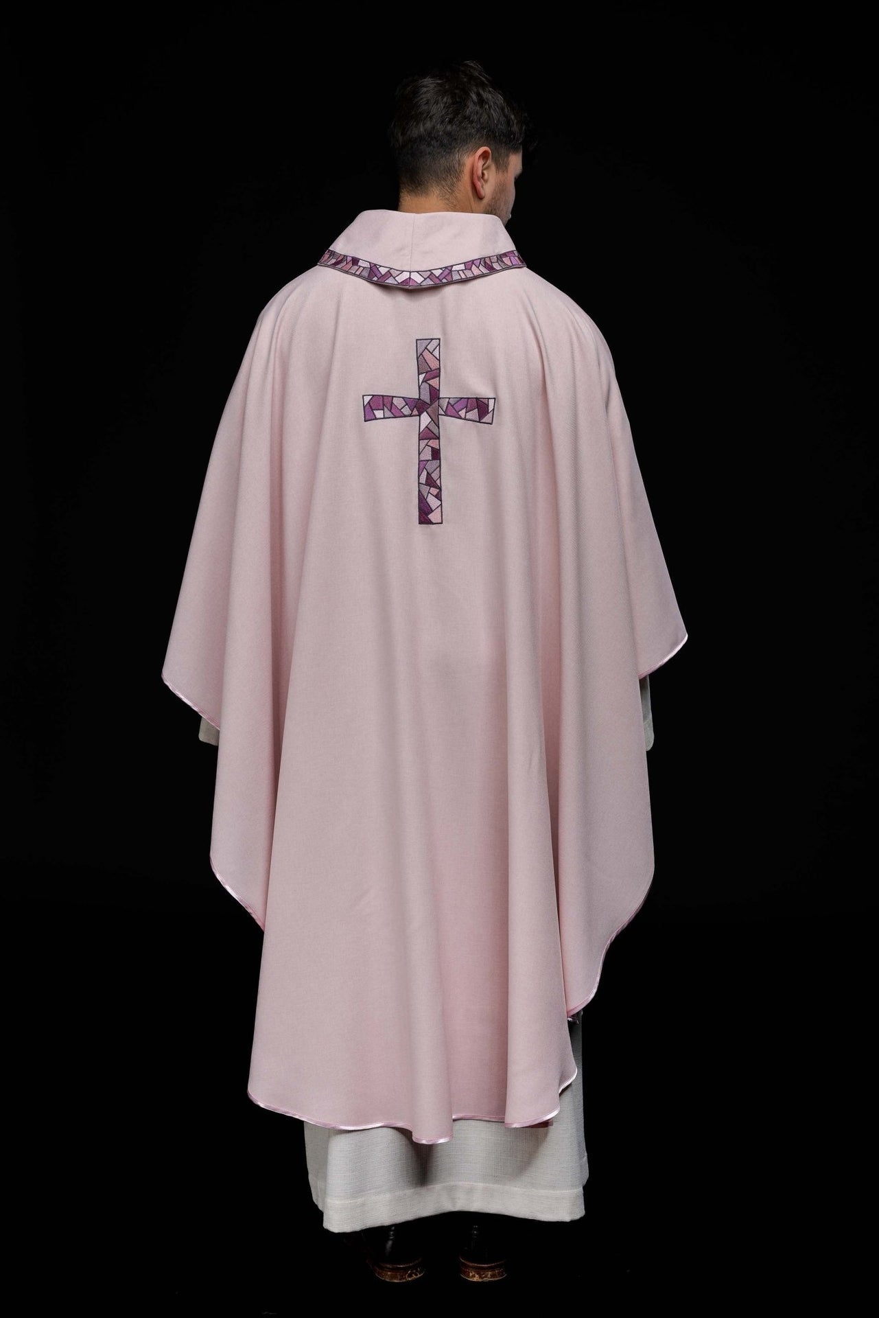 Ornat Liturgiczny Różowy z Haftowanym Krzyżem Mozaika - Polski Produkt - SZATYLITURGICZNE.PL