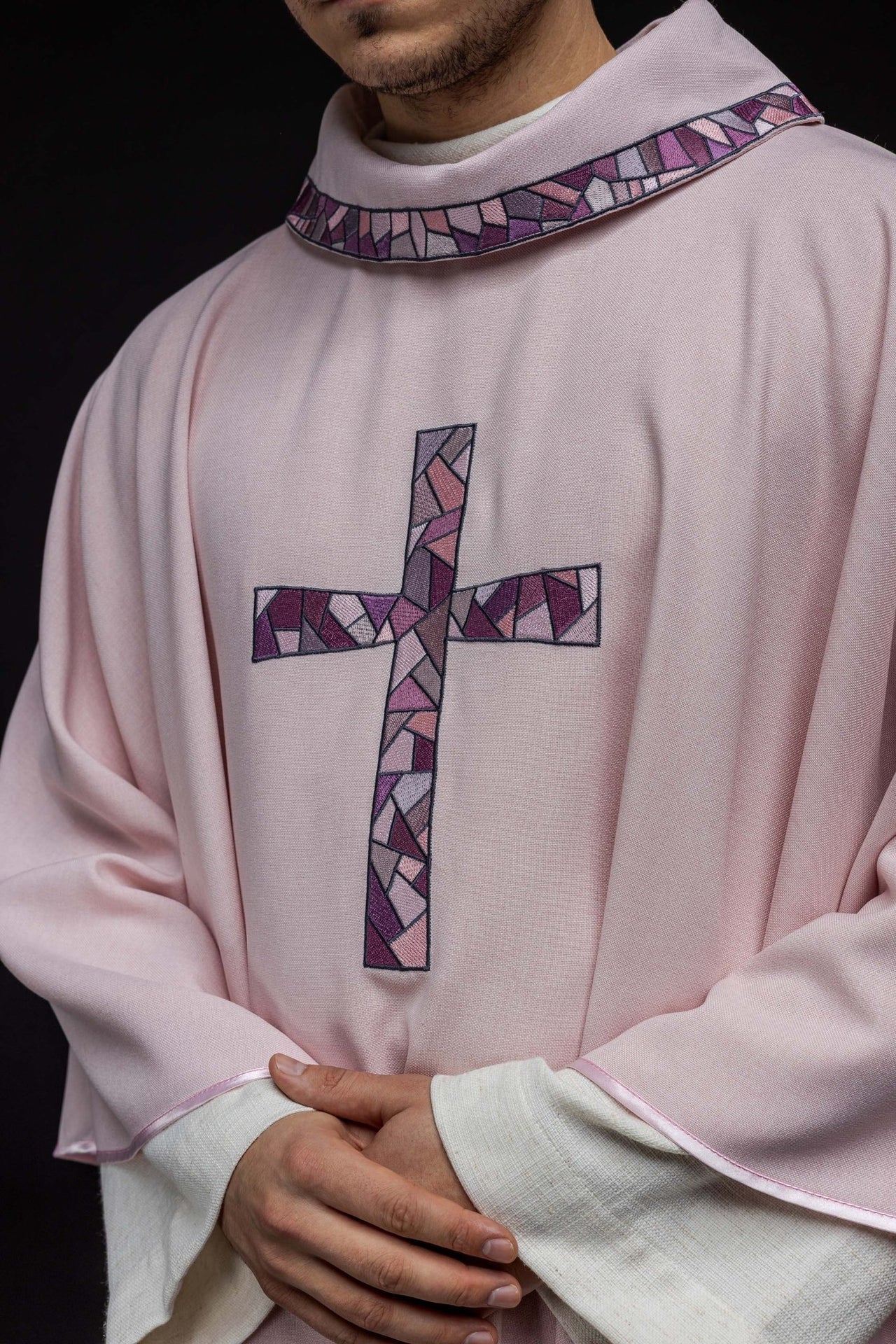 Ornat Liturgiczny Różowy z Haftowanym Krzyżem Mozaika - Polski Produkt - SZATYLITURGICZNE.PL