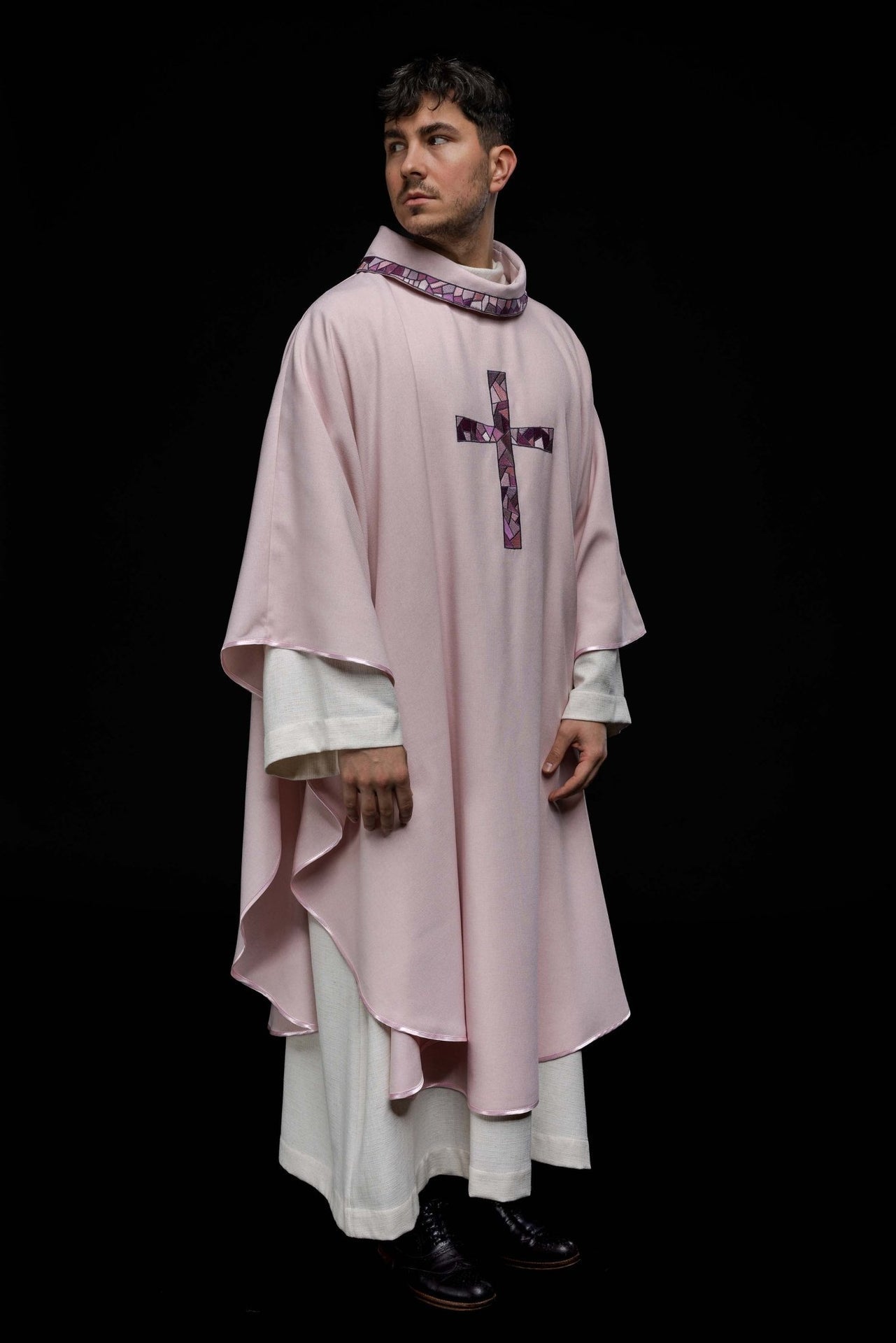 Ornat Liturgiczny Różowy z Haftowanym Krzyżem Mozaika - Polski Produkt - SZATYLITURGICZNE.PL