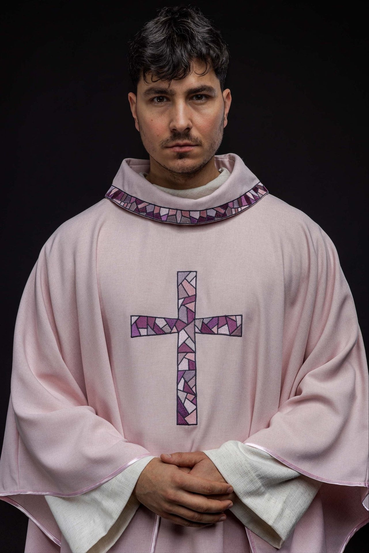 Ornat Liturgiczny Różowy z Haftowanym Krzyżem Mozaika - Polski Produkt - SZATYLITURGICZNE.PL