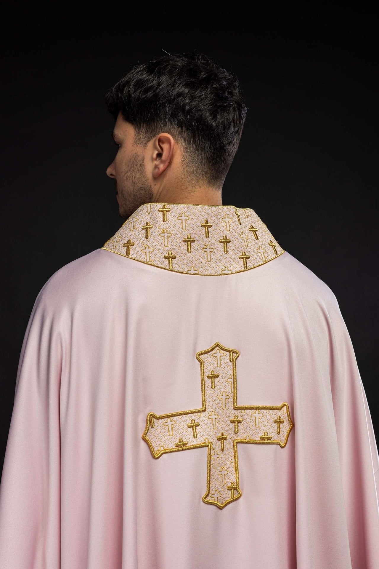 Ornat Liturgiczny Różowy z Haftowanym Krzyżem - Polska Produkcja - SZATYLITURGICZNE.PL