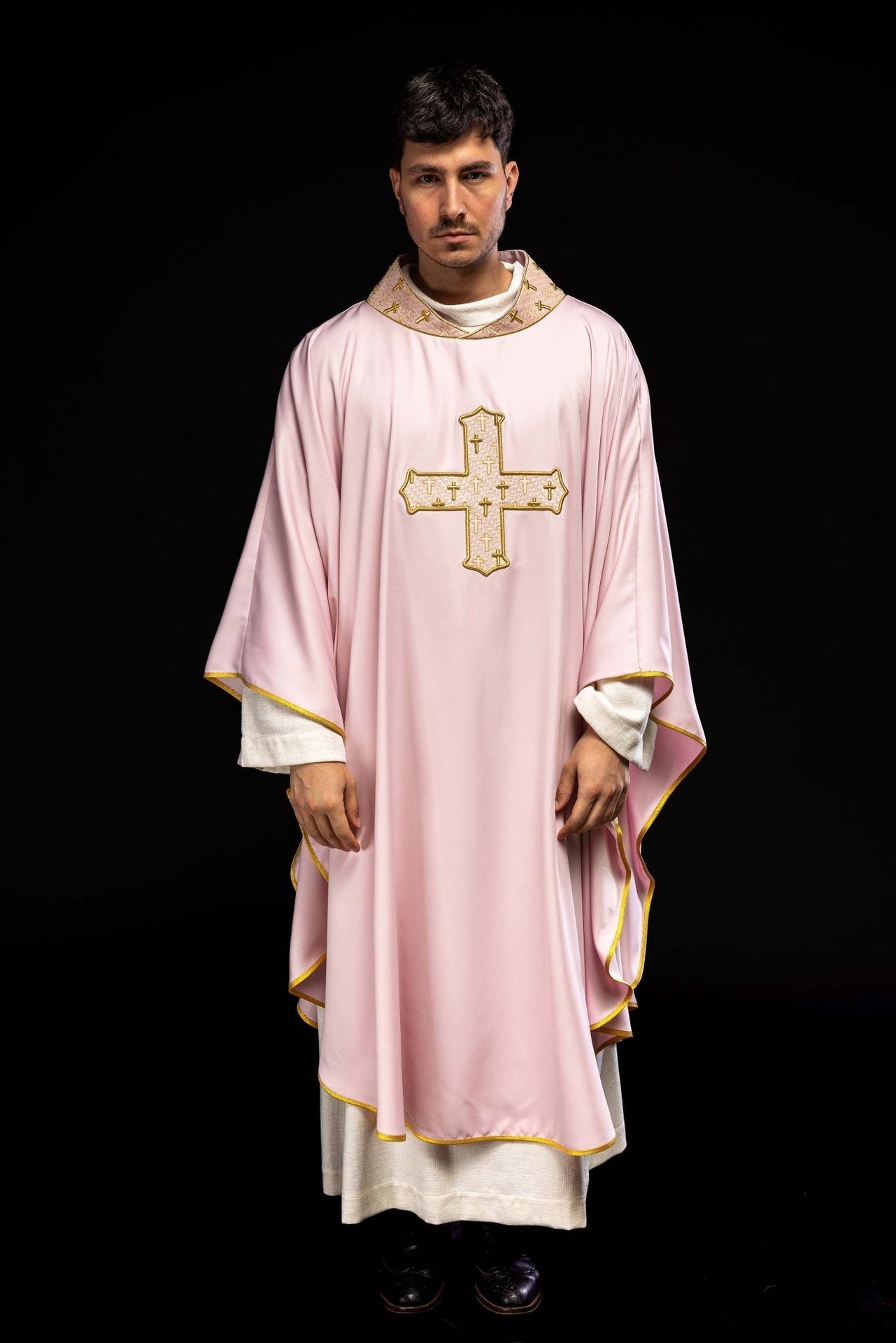 Ornat Liturgiczny Różowy z Haftowanym Krzyżem - Polska Produkcja - SZATYLITURGICZNE.PL