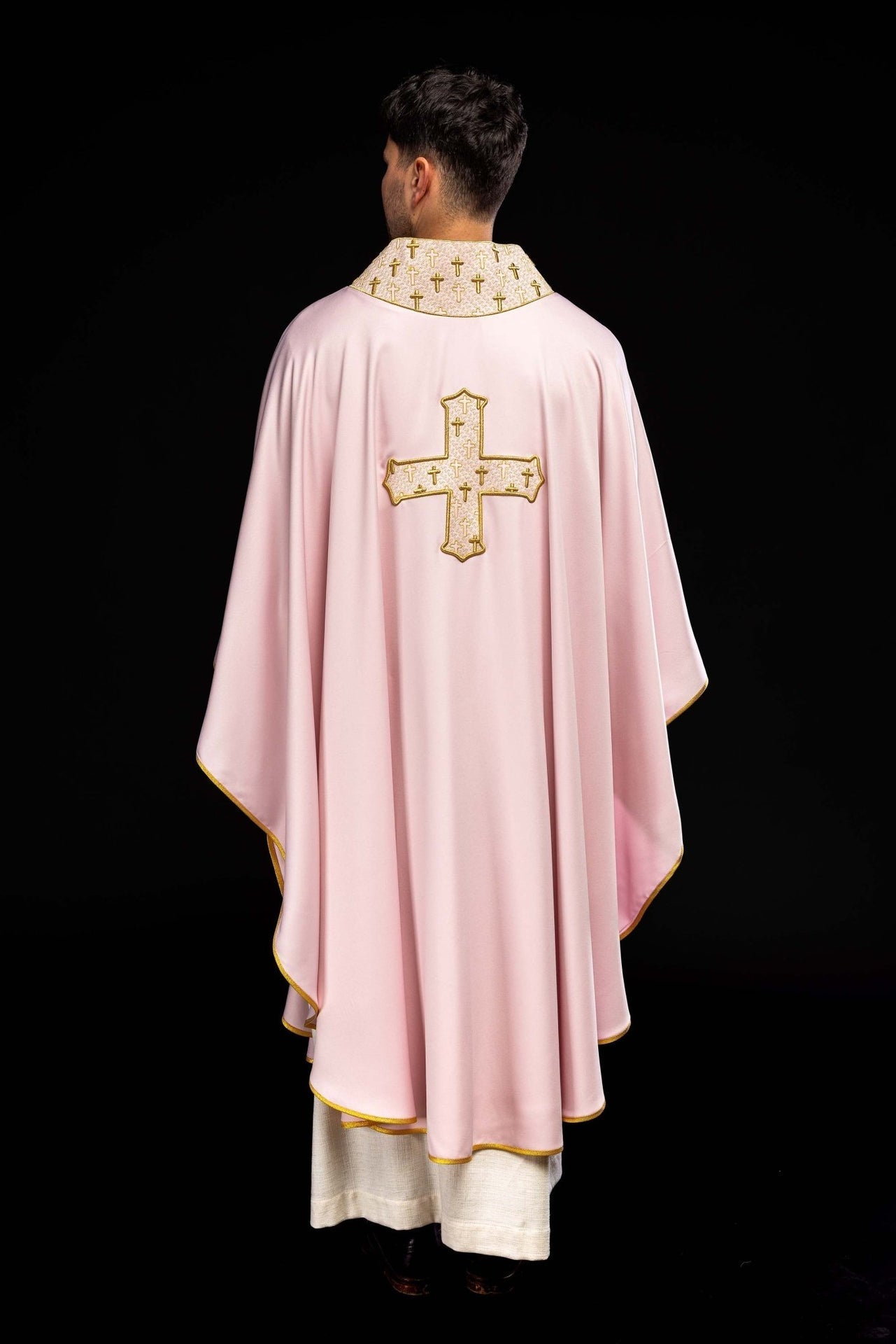 Ornat Liturgiczny Różowy z Haftowanym Krzyżem - Polska Produkcja - SZATYLITURGICZNE.PL