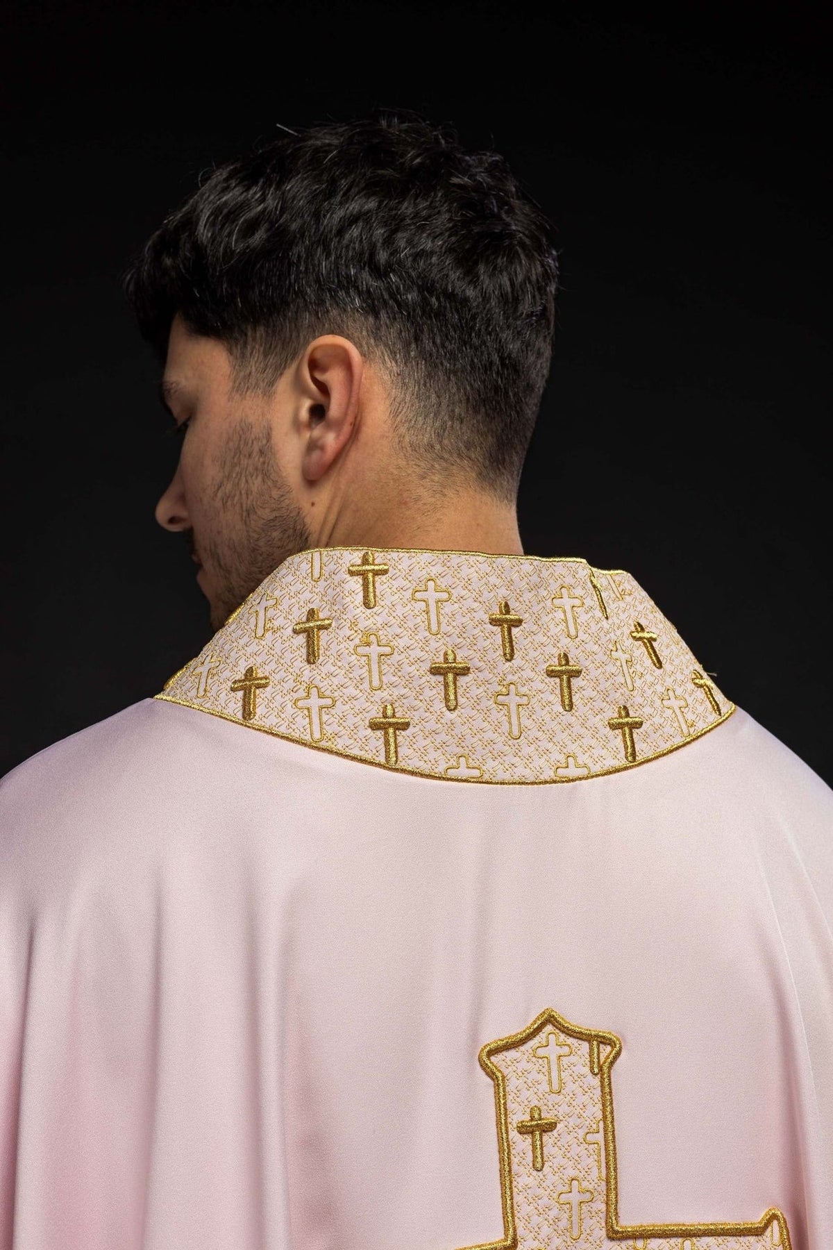 Ornat Liturgiczny Różowy z Haftowanym Krzyżem - Polska Produkcja - SZATYLITURGICZNE.PL