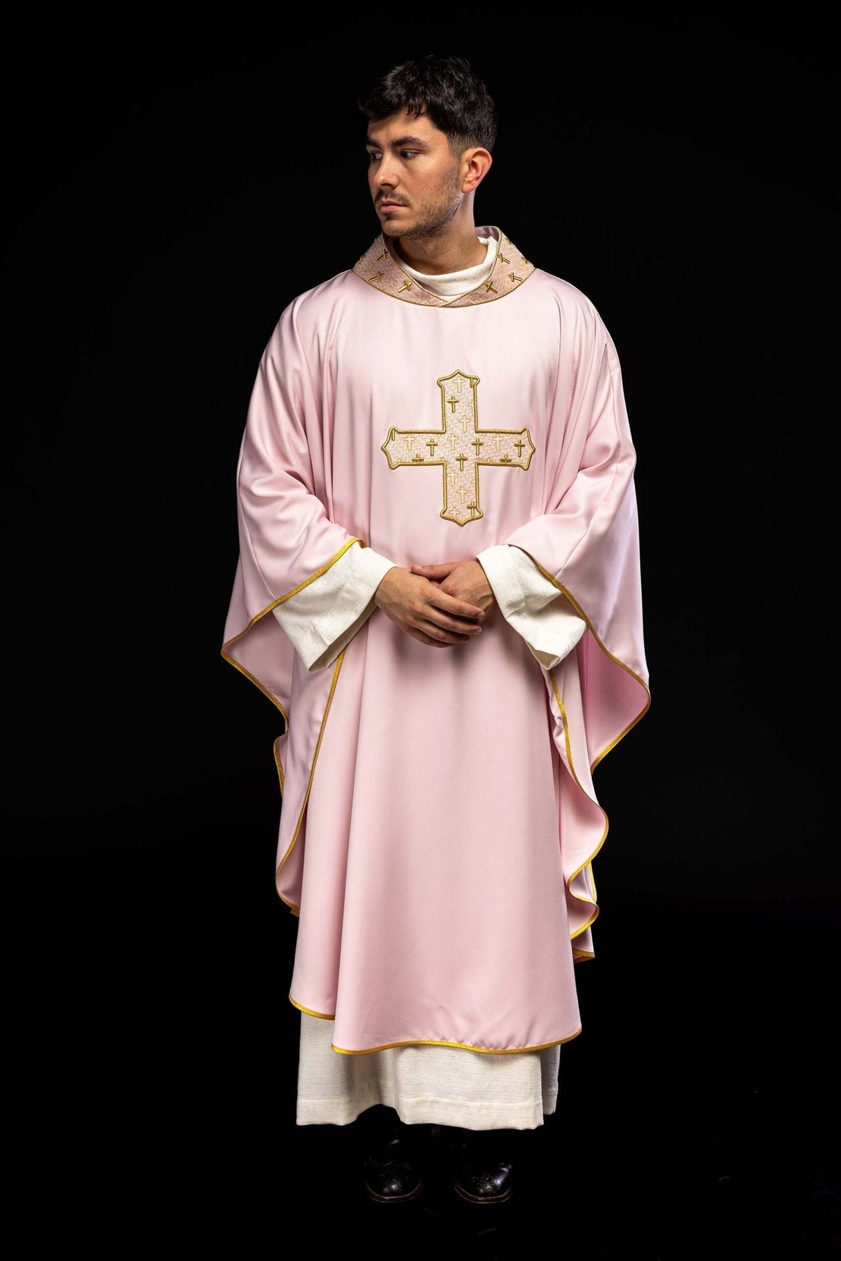 Ornat Liturgiczny Różowy z Haftowanym Krzyżem - Polska Produkcja - SZATYLITURGICZNE.PL