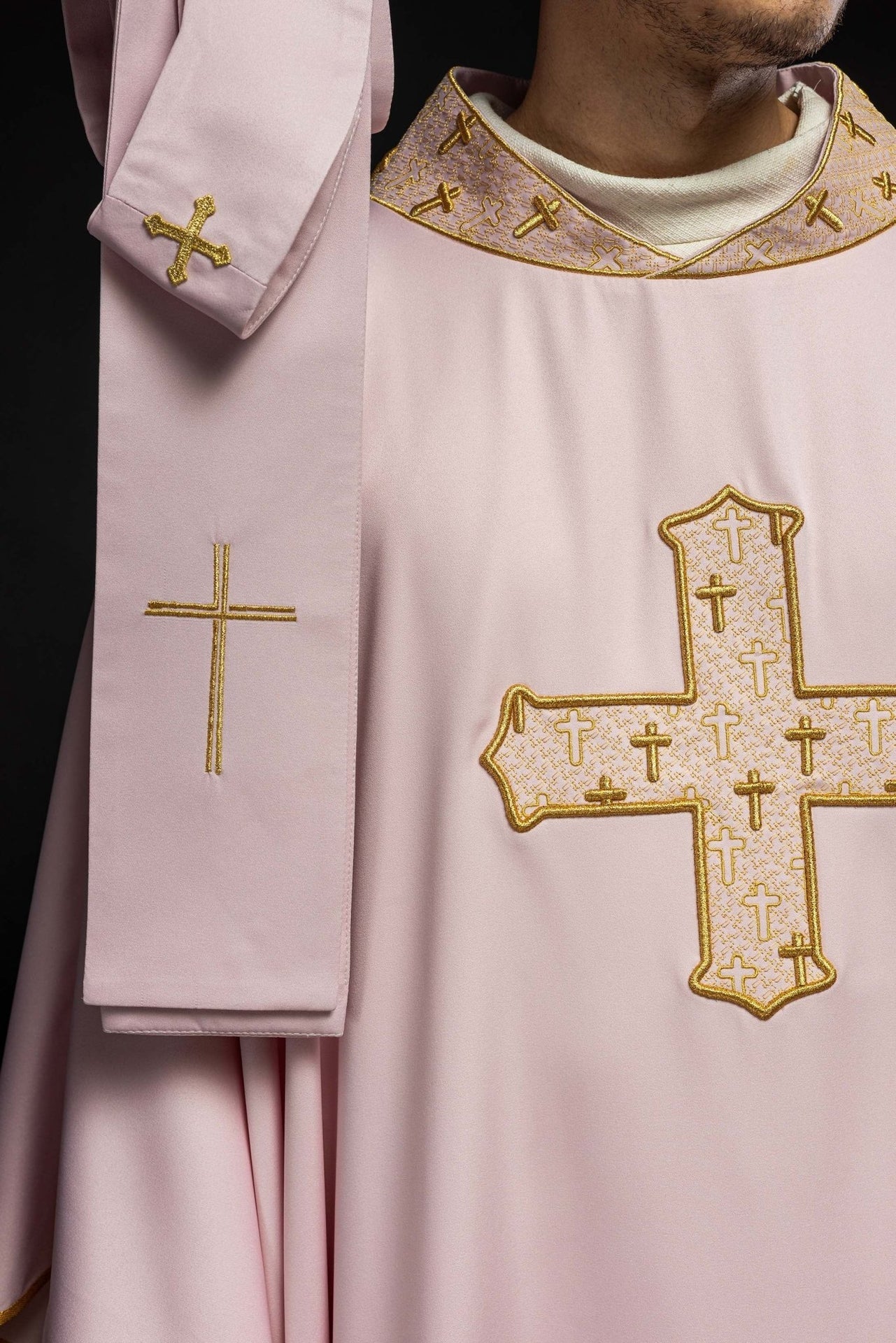 Ornat Liturgiczny Różowy z Haftowanym Krzyżem - Polska Produkcja - SZATYLITURGICZNE.PL