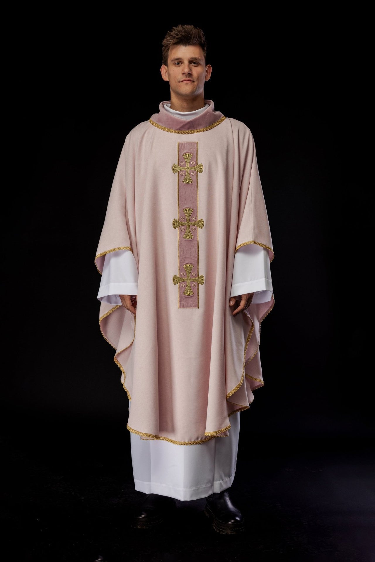 Ornat Liturgiczny Różowy Złote Krzyże i Lamówka - Polska Produkcja - SZATYLITURGICZNE.PL