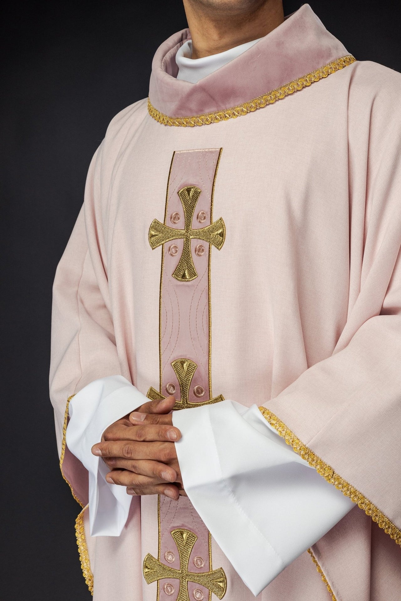 Ornat Liturgiczny Różowy Złote Krzyże i Lamówka - Polska Produkcja - SZATYLITURGICZNE.PL