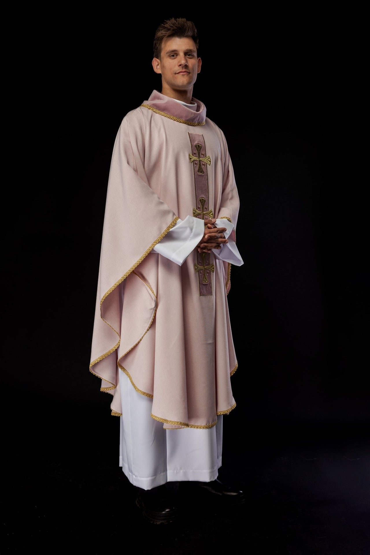 Ornat Liturgiczny Różowy Złote Krzyże i Lamówka - Polska Produkcja - SZATYLITURGICZNE.PL