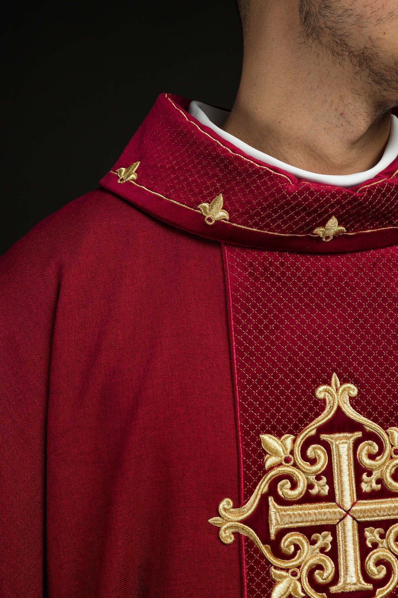 Ornat Liturgiczny z Aksamitnym Pasem i Haftem Krzyży - SZATYLITURGICZNE.PL
