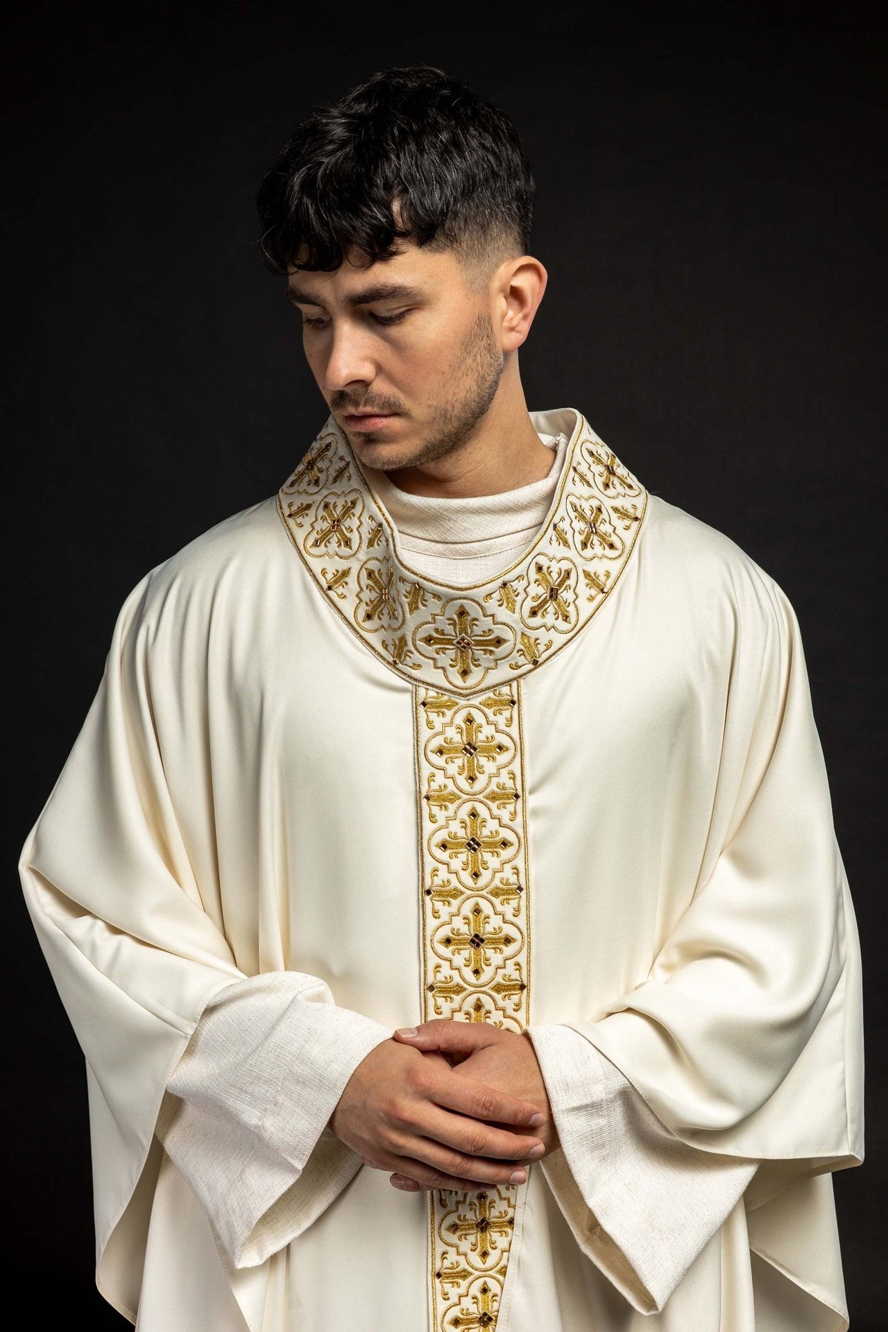 Ornat Liturgiczny z Haftowanym Krzyżem i Kamieniami - Polska Produkcja - SZATYLITURGICZNE.PL