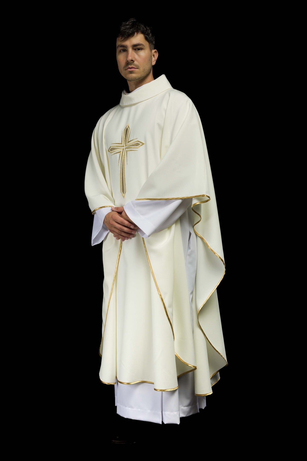 Ornat Liturgiczny z Haftowanym Krzyżem Złotą Nicią - Polski Produkt - SZATYLITURGICZNE.PL