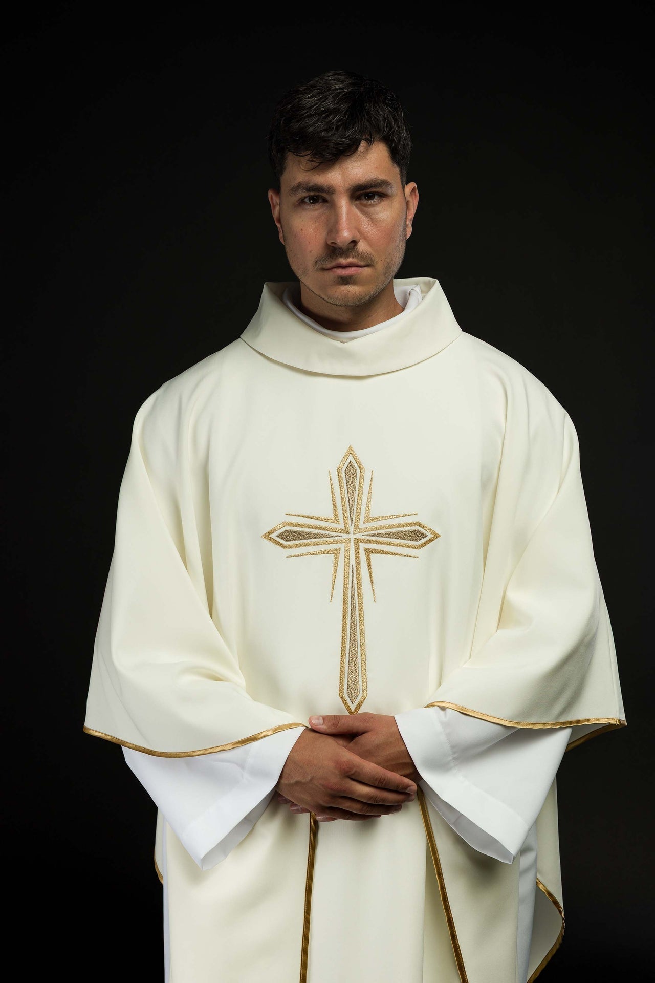 Ornat Liturgiczny z Haftowanym Krzyżem Złotą Nicią - Polski Produkt - SZATYLITURGICZNE.PL