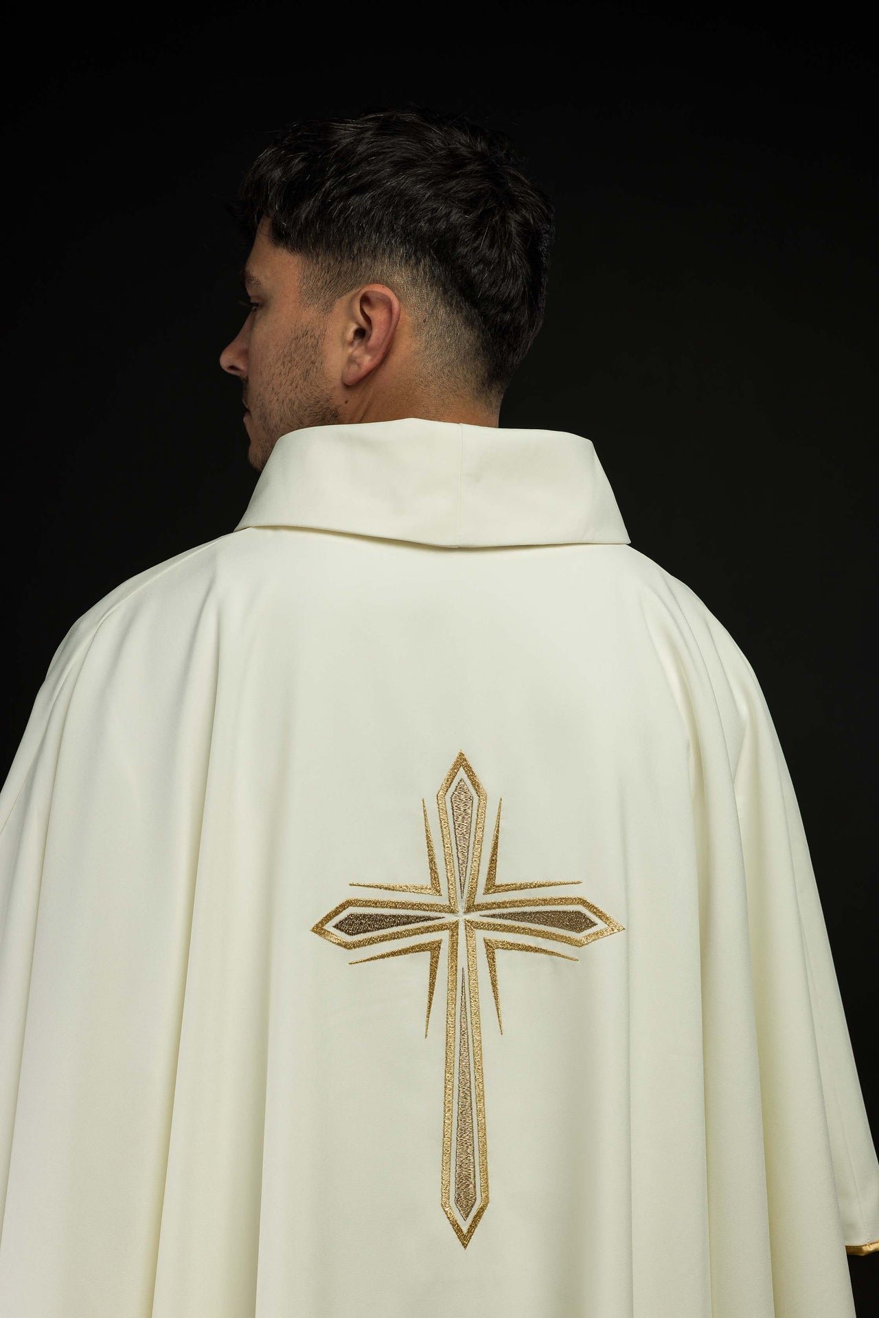 Ornat Liturgiczny z Haftowanym Krzyżem Złotą Nicią - Polski Produkt - SZATYLITURGICZNE.PL