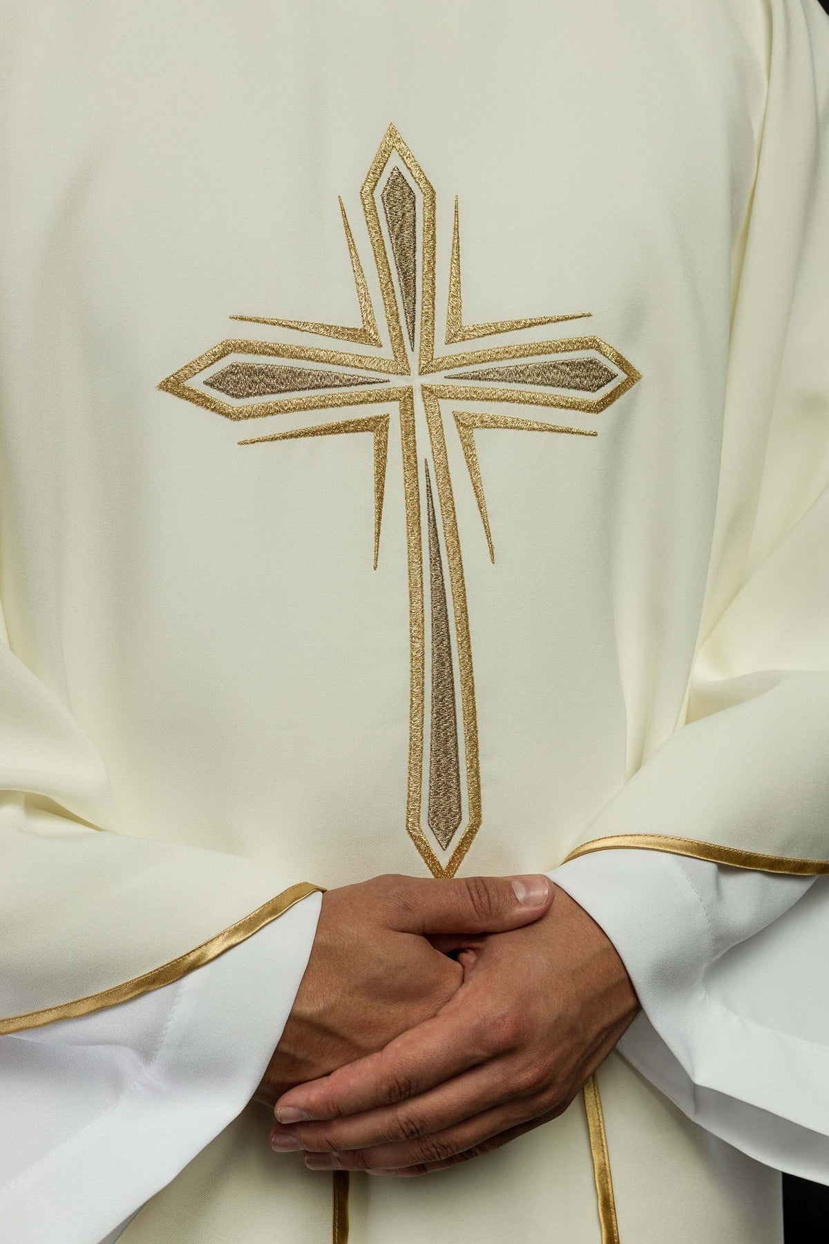 Ornat Liturgiczny z Haftowanym Krzyżem Złotą Nicią - Polski Produkt - SZATYLITURGICZNE.PL