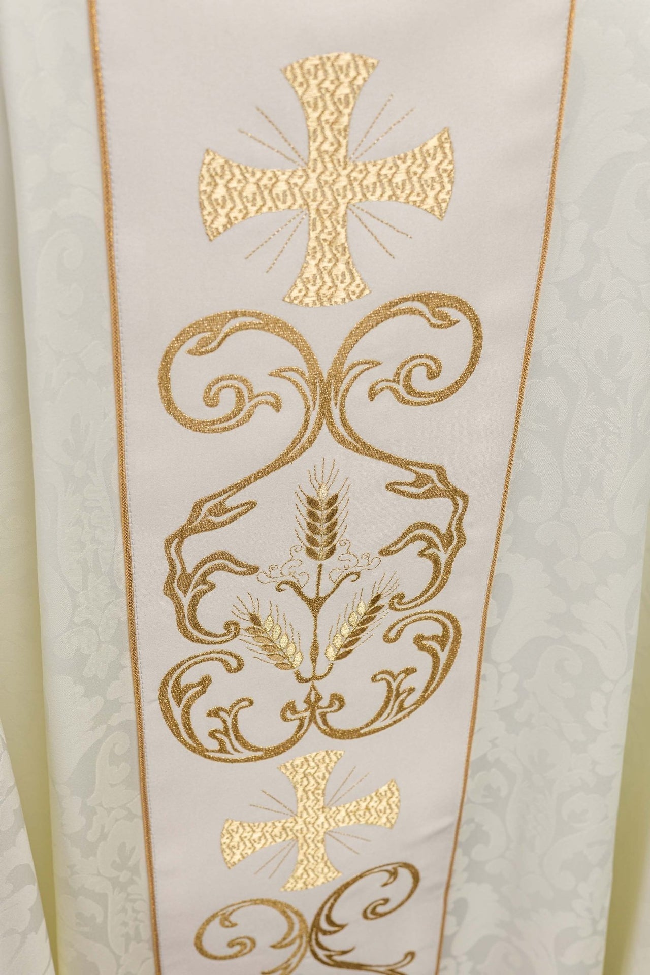 Ornat Liturgiczny Żakardowy z Haftowanym Pasem - Polska Produkcja - SZATYLITURGICZNE.PL