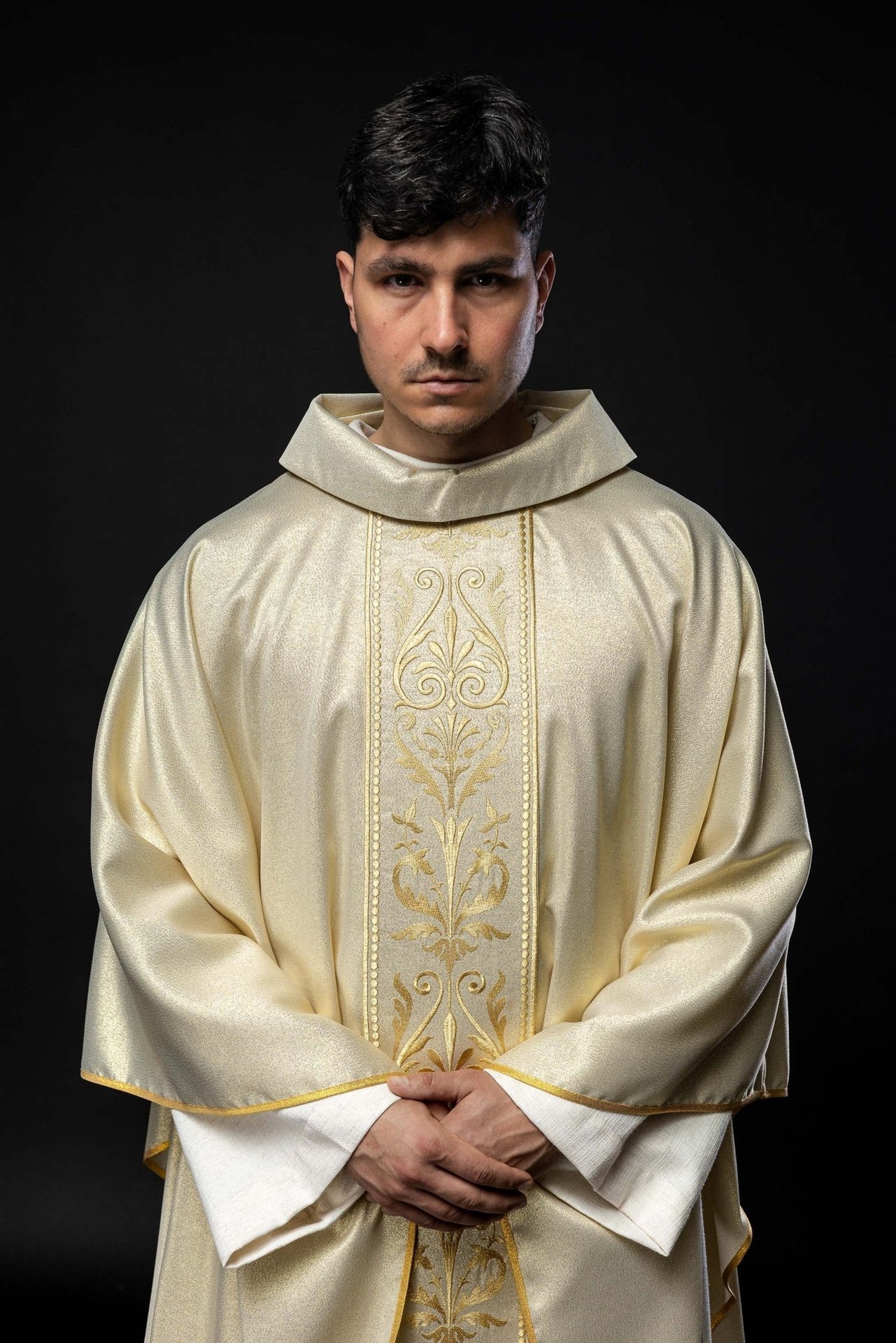 Ornat Liturgiczny Zdobiony Złotym Pasem Haftowanym - Polska Produkcja - SZATYLITURGICZNE.PL