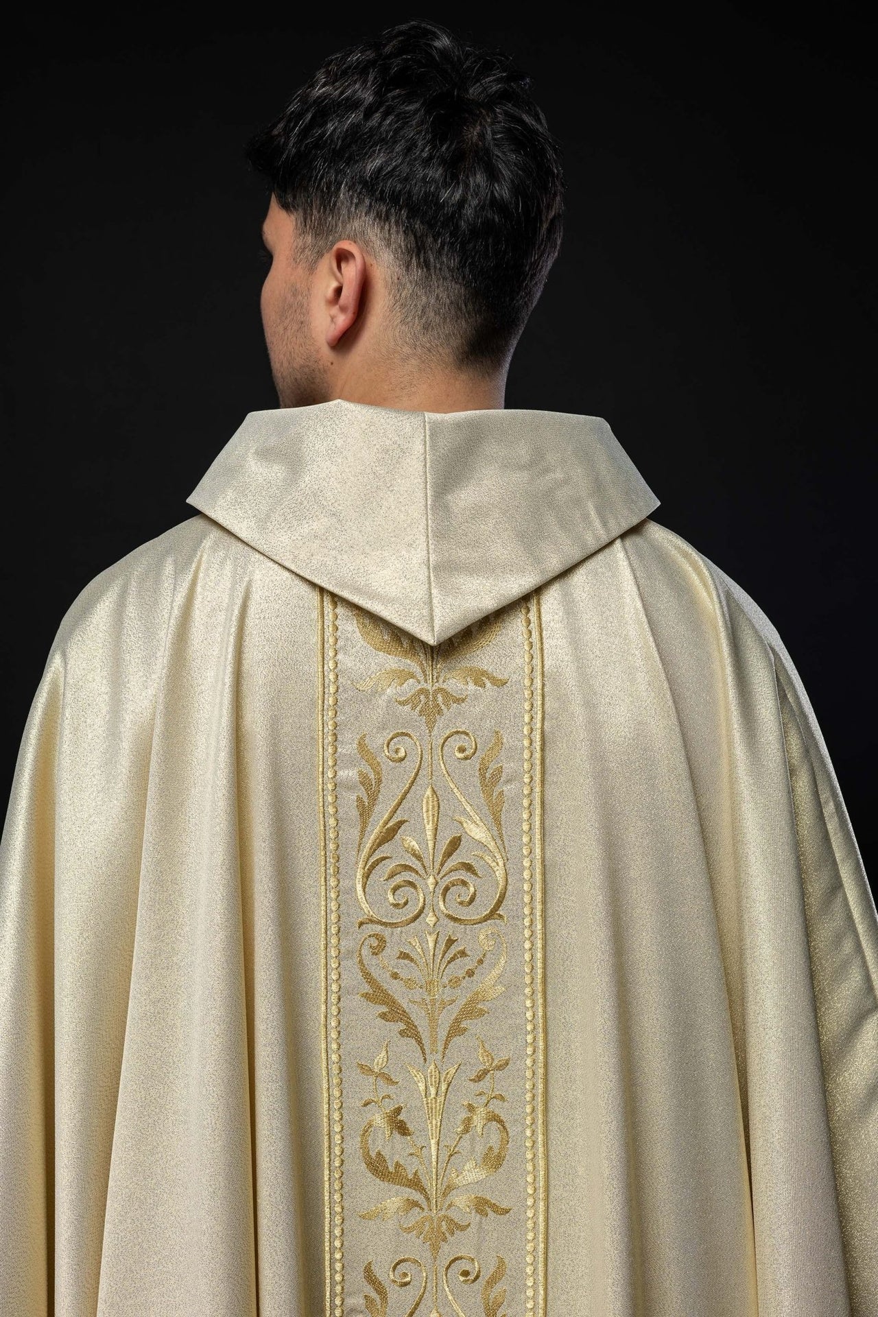 Ornat Liturgiczny Zdobiony Złotym Pasem Haftowanym - Polska Produkcja - SZATYLITURGICZNE.PL