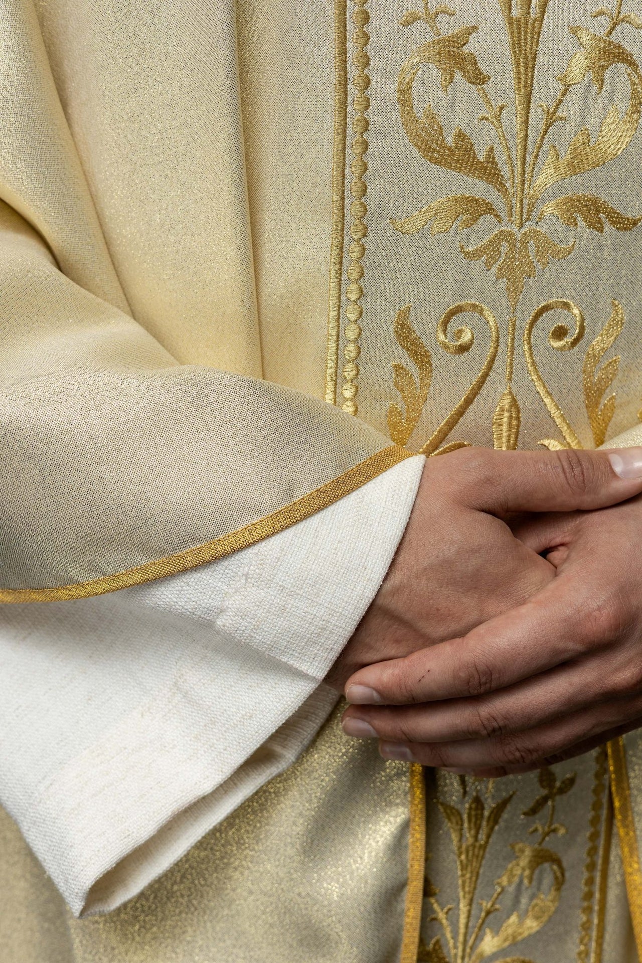 Ornat Liturgiczny Zdobiony Złotym Pasem Haftowanym - Polska Produkcja - SZATYLITURGICZNE.PL