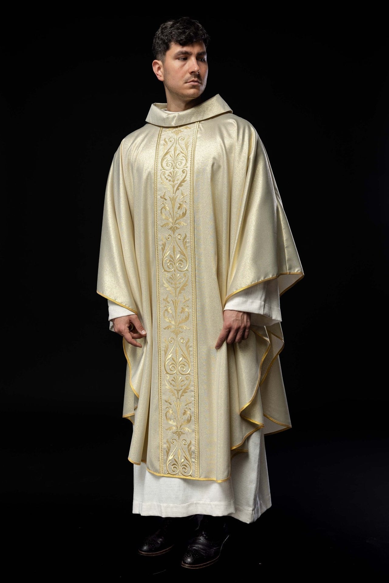 Ornat Liturgiczny Zdobiony Złotym Pasem Haftowanym - Polska Produkcja - SZATYLITURGICZNE.PL