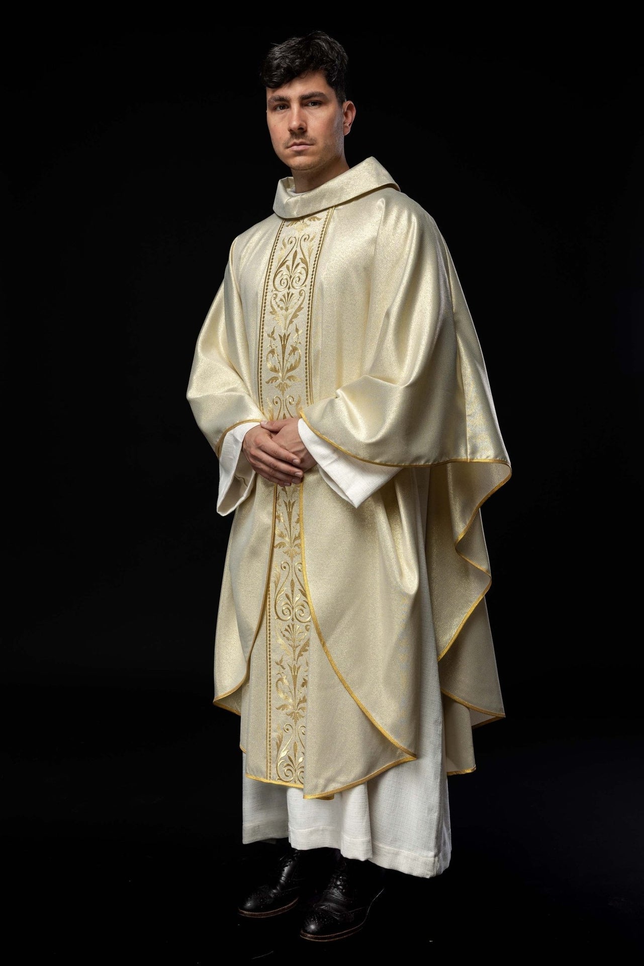 Ornat Liturgiczny Zdobiony Złotym Pasem Haftowanym - Polska Produkcja - SZATYLITURGICZNE.PL