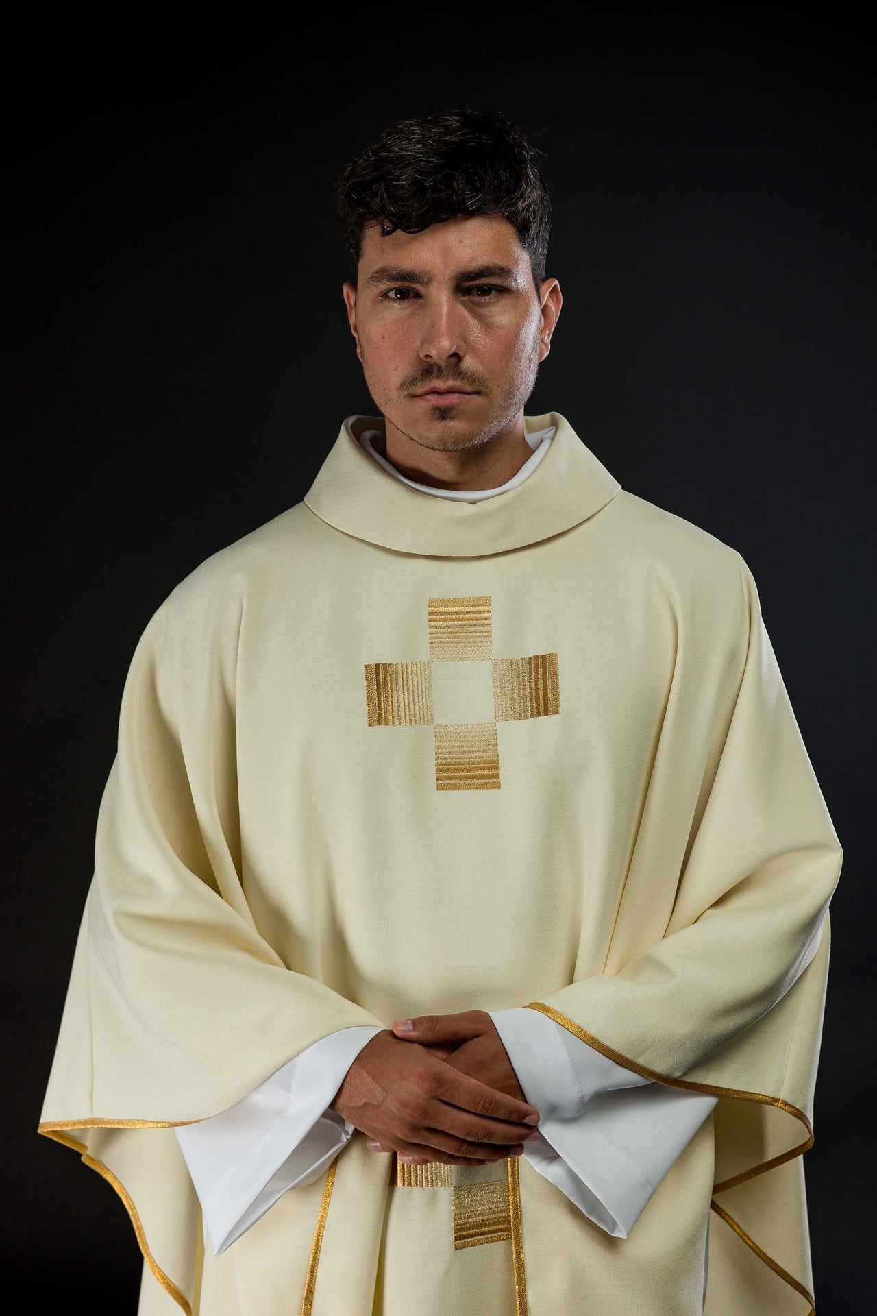 Ornat Liturgiczny ze Złotymi Krzyżami Haftowanymi - Polski Producent - SZATYLITURGICZNE.PL