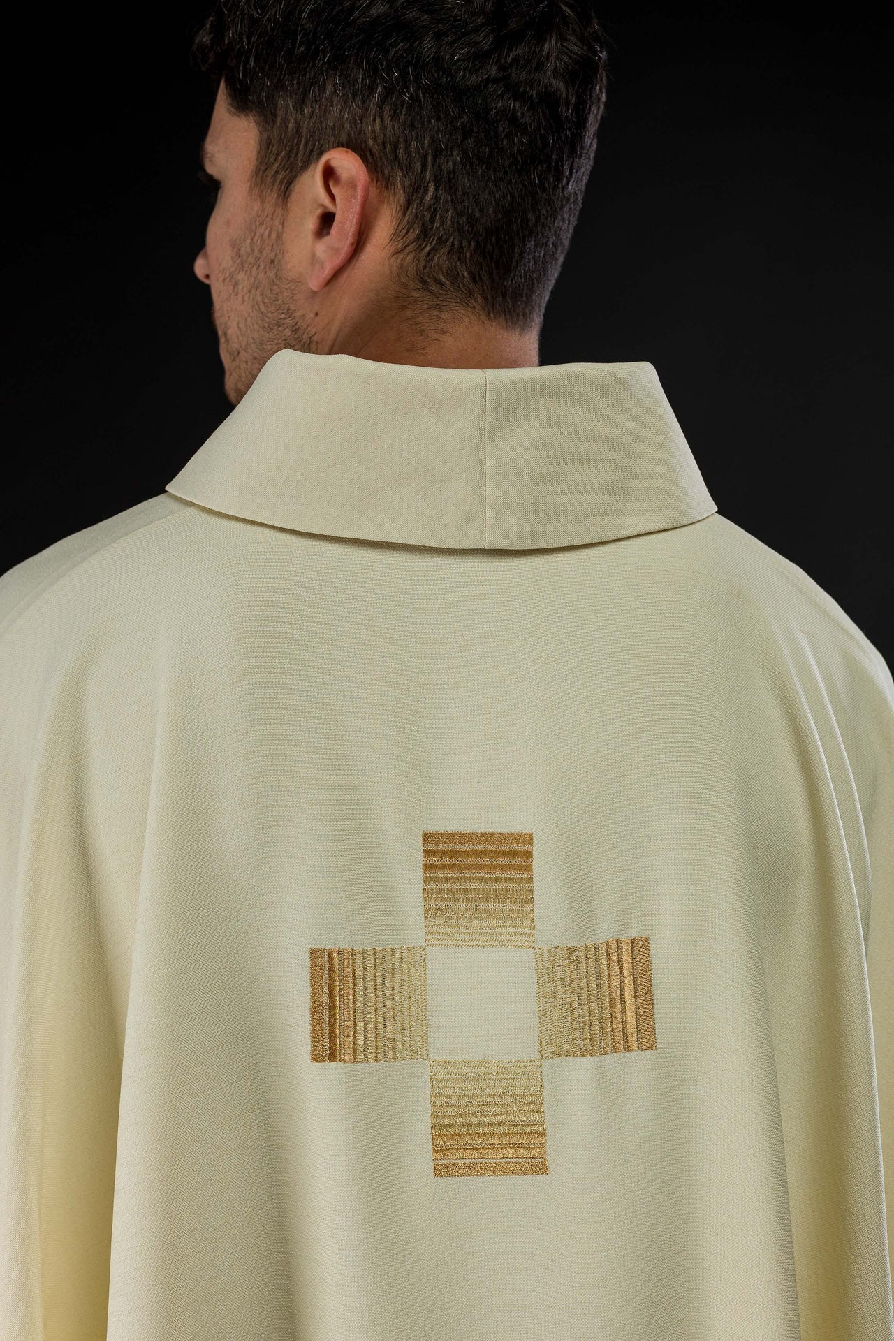 Ornat Liturgiczny ze Złotymi Krzyżami Haftowanymi - Polski Producent - SZATYLITURGICZNE.PL