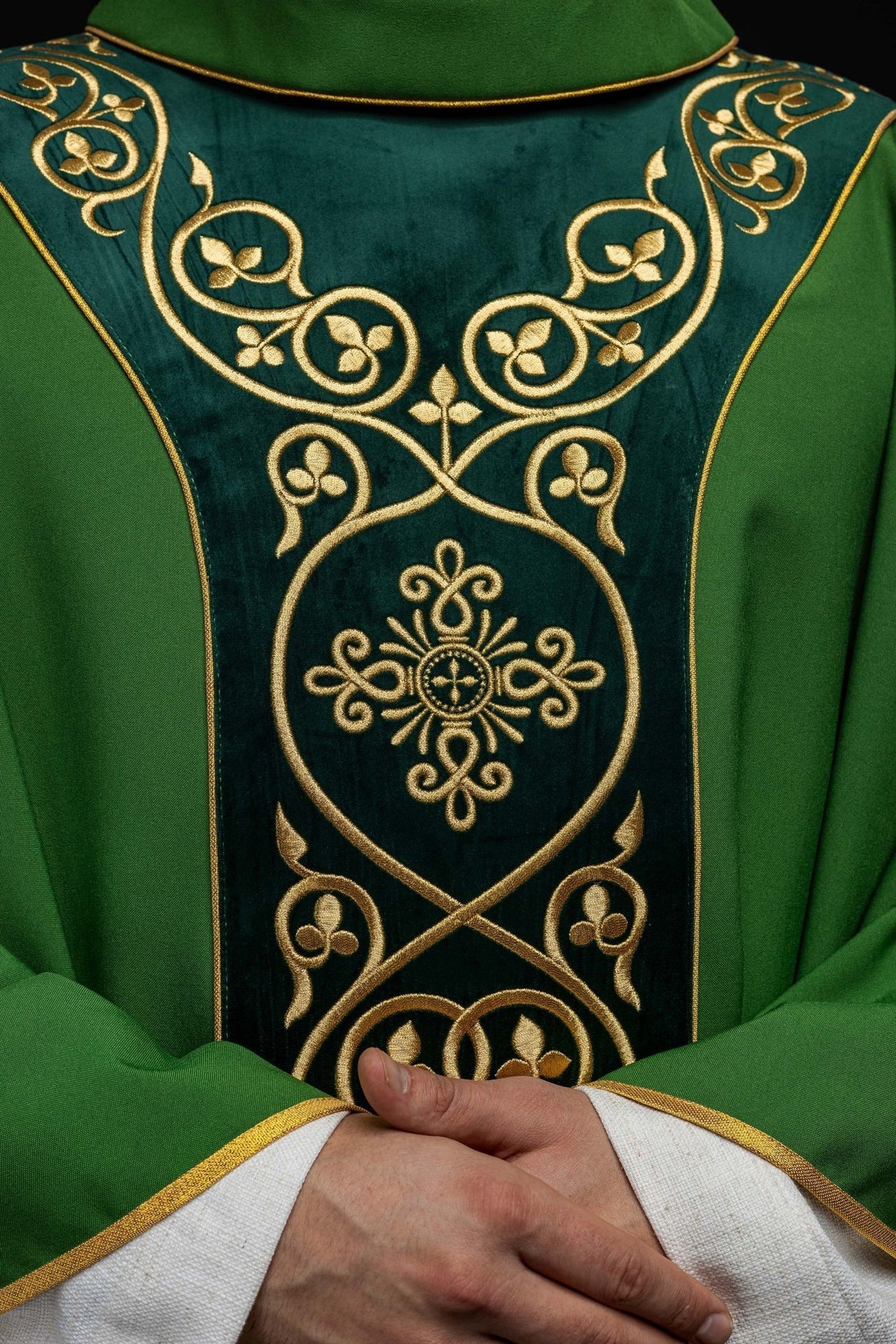 Ornat Liturgiczny Zielony Aksamitny Haft - Elegancki Strój Kapłański - SZATYLITURGICZNE.PL